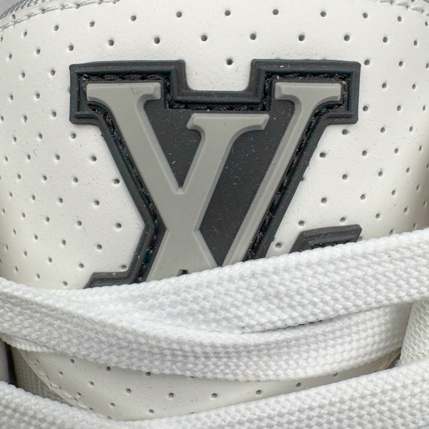 图片[12]-＃GD广顶 Louis Vuitton Trainer lv路易威登时装走秀运动时尚板鞋 外贸零售特供批次 2023全新纸板数据 印花高频效果碾压市面 市售天花板产物 耗时半年巨作 全套原厂新版原纸板楦头开发 原厂特供皮料加持 市场所有版本中综合最强的货品 GD实力大厂出品 全网最全配色更新最快 最成熟的做工稳定的品控 完美鞋型超高的清洁度 零毛边线头瑕疵 全套原楦原纸版原鞋开模 全网最具灵魂的版型 正确原装黄色鞋盒 正确中底印花 鞋面印花3D高频深度立体 全鞋电脑针车 紧密相连 针距密度一致 环保乳胶注塑鞋垫 厚度脚感还原原版 皮面裁剪部位 统一油边封口工艺 原装橡胶大底含胶量大底组合零偏差 专柜全套包装 防尘袋 说明书 质保卡 男女鞋 尺码：35 36 37 38 39 40 41 42 43 44 45-选品中心