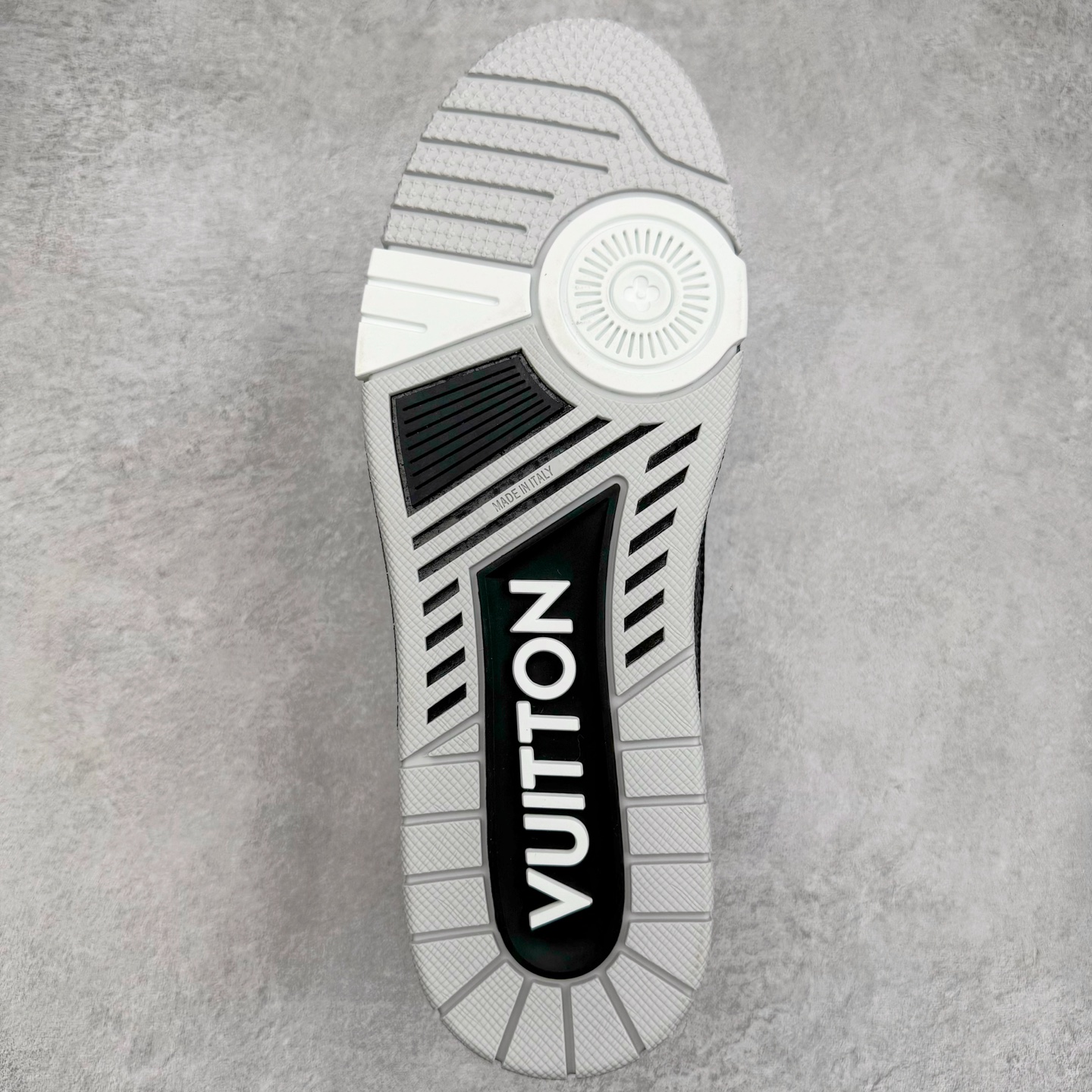 图片[9]-＃GD广顶 Louis Vuitton Trainer lv路易威登时装走秀运动时尚板鞋 外贸零售特供批次 2023全新纸板数据 印花高频效果碾压市面 市售天花板产物 耗时半年巨作 全套原厂新版原纸板楦头开发 原厂特供皮料加持 市场所有版本中综合最强的货品 GD实力大厂出品 全网最全配色更新最快 最成熟的做工稳定的品控 完美鞋型超高的清洁度 零毛边线头瑕疵 全套原楦原纸版原鞋开模 全网最具灵魂的版型 正确原装黄色鞋盒 正确中底印花 鞋面印花3D高频深度立体 全鞋电脑针车 紧密相连 针距密度一致 环保乳胶注塑鞋垫 厚度脚感还原原版 皮面裁剪部位 统一油边封口工艺 原装橡胶大底含胶量大底组合零偏差 专柜全套包装 防尘袋 说明书 质保卡 男女鞋 尺码：35 36 37 38 39 40 41 42 43 44 45-选品中心