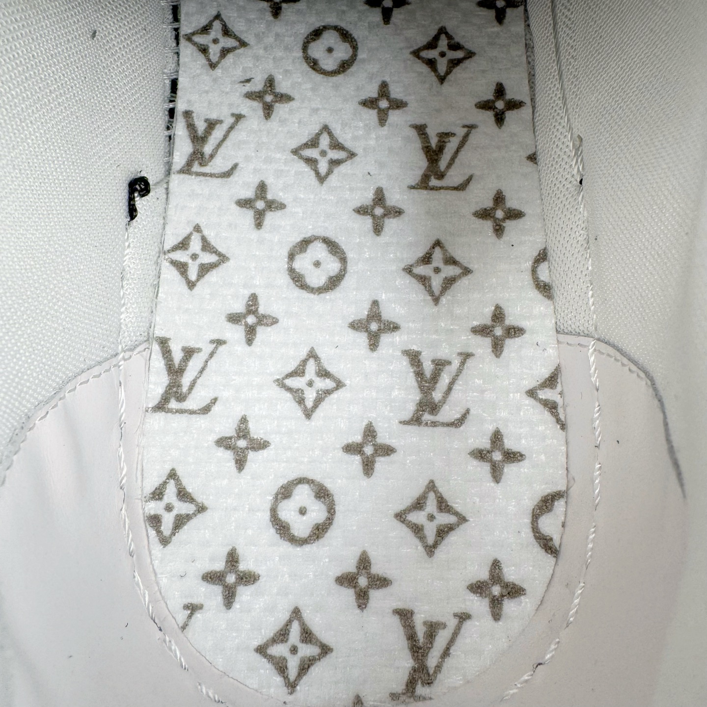 图片[10]-＃GD广顶 Louis Vuitton Trainer lv路易威登时装走秀运动时尚板鞋 外贸零售特供批次 2023全新纸板数据 印花高频效果碾压市面 市售天花板产物 耗时半年巨作 全套原厂新版原纸板楦头开发 原厂特供皮料加持 市场所有版本中综合最强的货品 GD实力大厂出品 全网最全配色更新最快 最成熟的做工稳定的品控 完美鞋型超高的清洁度 零毛边线头瑕疵 全套原楦原纸版原鞋开模 全网最具灵魂的版型 正确原装黄色鞋盒 正确中底印花 鞋面印花3D高频深度立体 全鞋电脑针车 紧密相连 针距密度一致 环保乳胶注塑鞋垫 厚度脚感还原原版 皮面裁剪部位 统一油边封口工艺 原装橡胶大底含胶量大底组合零偏差 专柜全套包装 防尘袋 说明书 质保卡 男女鞋 尺码：35 36 37 38 39 40 41 42 43 44 45-选品中心