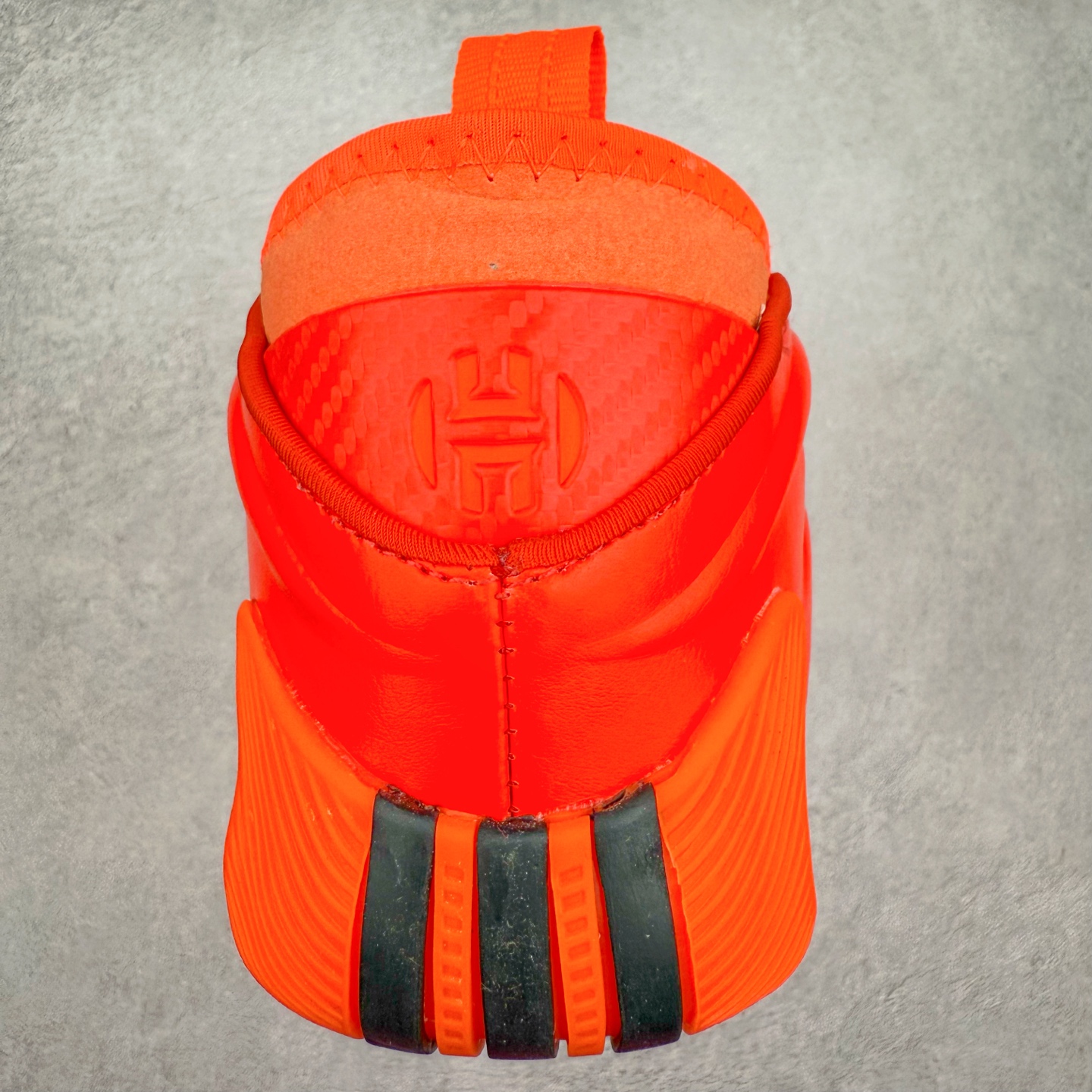 图片[8]-AD Harden Vol. 9 哈登九代签名篮球鞋 以来极具未来感与复古风格的简洁设计语言，贯彻了 James Harden 本人在球场内外秉持的「Under No One」的态度与个性。鞋形轮廓采用了流线型设计，且没有多余的线条或元素，营造出一种极具速度感的视觉印象；鞋侧的三条纹在这次则是以野兽抓痕般的形态呈现，进一步强化了鞋款的战斗氛围的同时，更带来强烈的科幻感与战斗氛围。鞋身两侧的三条纹，不仅传达蕴含战斗气息的视觉美感，亦巧妙融入透气板设计提升穿着体验，在激烈赛况中兼顾轻质舒适与时尚气息；在中底部分则采用全掌 Lightboost 科技结合 Y 型抗扭片，为赛场提供轻量化的脚感与卓越的缓震回弹支持；大底分区纹路与外底上翻设计进一步强化抓地力，无论是在变向、突破还是起跳时都能够提供稳固的支撑，满足复杂赛场需求。除了将实战性能与时尚元素融合，Harden Vol 9 亦帮助提升球员的赛场表现的同时，也在场外传递 James Harden 不断进化，不断提升自我的无畏风格。尺码：40 40.5 41 42 42.5 43 44 44.5 45 46-选品中心