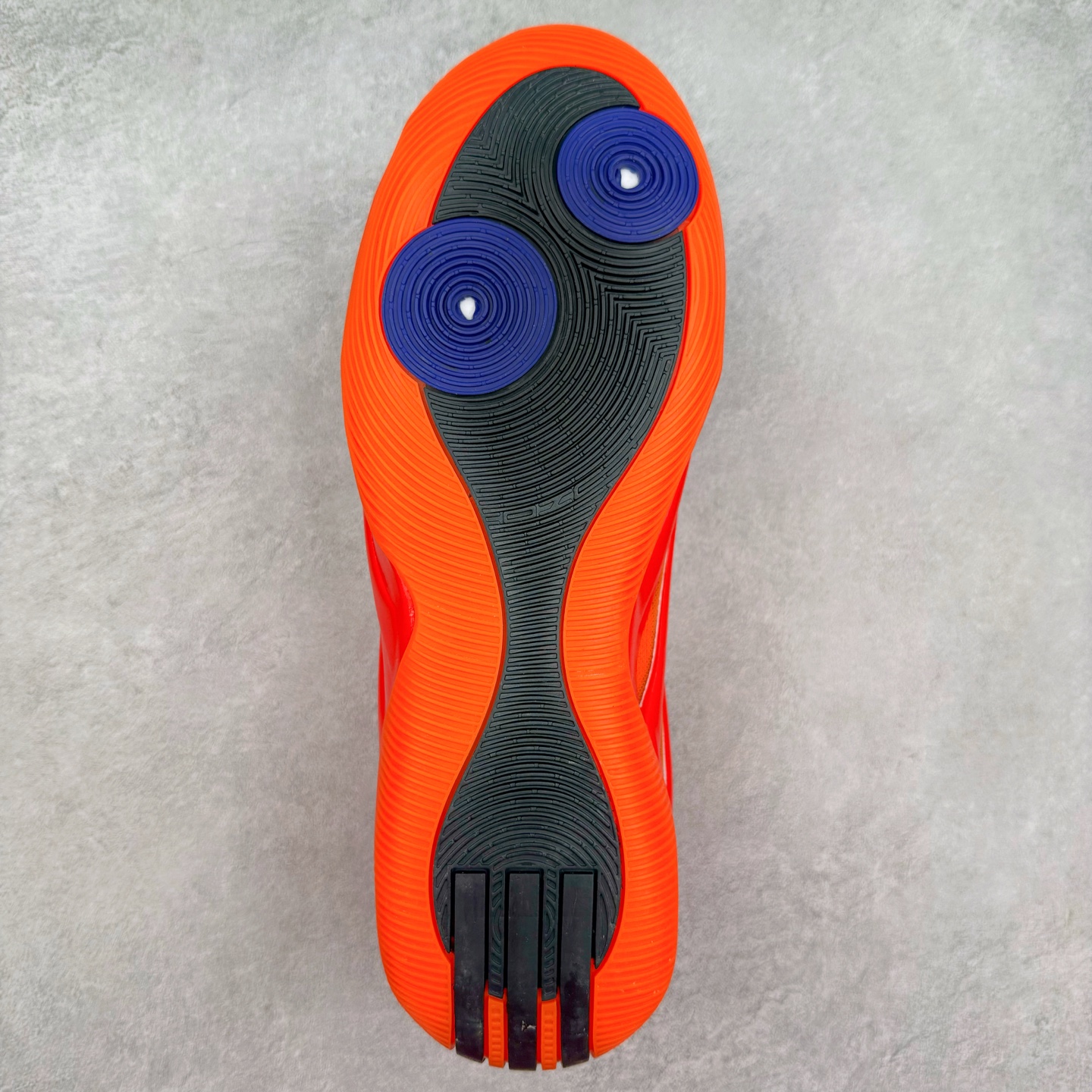 图片[9]-AD Harden Vol. 9 哈登九代签名篮球鞋 以来极具未来感与复古风格的简洁设计语言，贯彻了 James Harden 本人在球场内外秉持的「Under No One」的态度与个性。鞋形轮廓采用了流线型设计，且没有多余的线条或元素，营造出一种极具速度感的视觉印象；鞋侧的三条纹在这次则是以野兽抓痕般的形态呈现，进一步强化了鞋款的战斗氛围的同时，更带来强烈的科幻感与战斗氛围。鞋身两侧的三条纹，不仅传达蕴含战斗气息的视觉美感，亦巧妙融入透气板设计提升穿着体验，在激烈赛况中兼顾轻质舒适与时尚气息；在中底部分则采用全掌 Lightboost 科技结合 Y 型抗扭片，为赛场提供轻量化的脚感与卓越的缓震回弹支持；大底分区纹路与外底上翻设计进一步强化抓地力，无论是在变向、突破还是起跳时都能够提供稳固的支撑，满足复杂赛场需求。除了将实战性能与时尚元素融合，Harden Vol 9 亦帮助提升球员的赛场表现的同时，也在场外传递 James Harden 不断进化，不断提升自我的无畏风格。尺码：40 40.5 41 42 42.5 43 44 44.5 45 46-选品中心