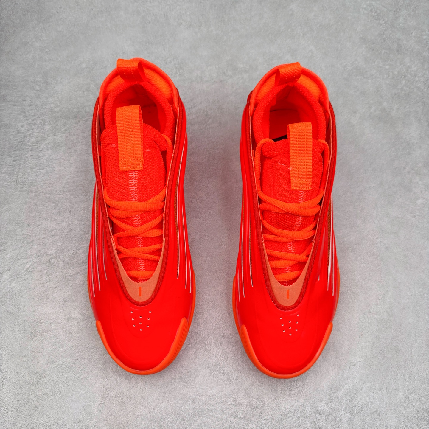 图片[2]-AD Harden Vol. 9 哈登九代签名篮球鞋 以来极具未来感与复古风格的简洁设计语言，贯彻了 James Harden 本人在球场内外秉持的「Under No One」的态度与个性。鞋形轮廓采用了流线型设计，且没有多余的线条或元素，营造出一种极具速度感的视觉印象；鞋侧的三条纹在这次则是以野兽抓痕般的形态呈现，进一步强化了鞋款的战斗氛围的同时，更带来强烈的科幻感与战斗氛围。鞋身两侧的三条纹，不仅传达蕴含战斗气息的视觉美感，亦巧妙融入透气板设计提升穿着体验，在激烈赛况中兼顾轻质舒适与时尚气息；在中底部分则采用全掌 Lightboost 科技结合 Y 型抗扭片，为赛场提供轻量化的脚感与卓越的缓震回弹支持；大底分区纹路与外底上翻设计进一步强化抓地力，无论是在变向、突破还是起跳时都能够提供稳固的支撑，满足复杂赛场需求。除了将实战性能与时尚元素融合，Harden Vol 9 亦帮助提升球员的赛场表现的同时，也在场外传递 James Harden 不断进化，不断提升自我的无畏风格。尺码：40 40.5 41 42 42.5 43 44 44.5 45 46-选品中心