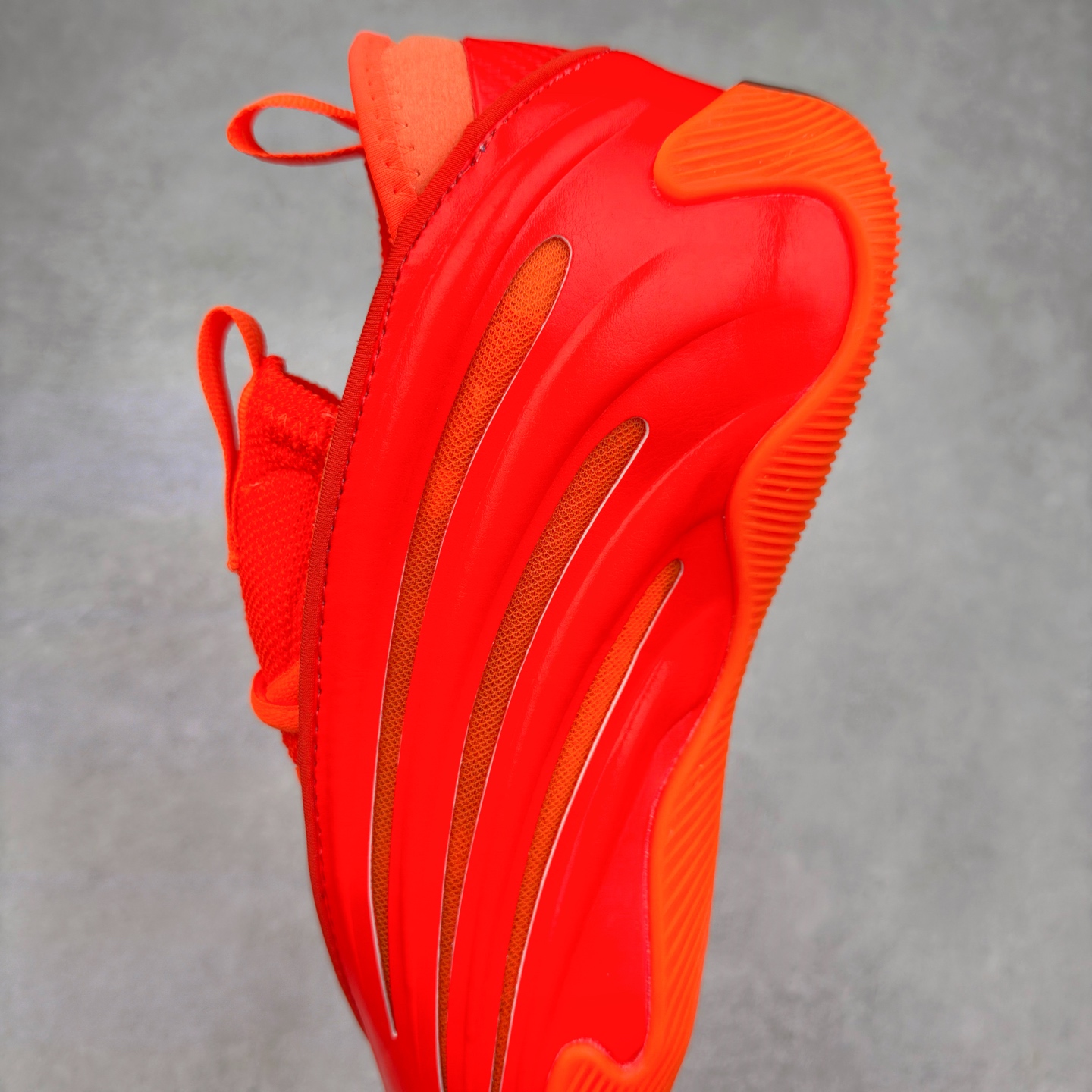 图片[7]-AD Harden Vol. 9 哈登九代签名篮球鞋 以来极具未来感与复古风格的简洁设计语言，贯彻了 James Harden 本人在球场内外秉持的「Under No One」的态度与个性。鞋形轮廓采用了流线型设计，且没有多余的线条或元素，营造出一种极具速度感的视觉印象；鞋侧的三条纹在这次则是以野兽抓痕般的形态呈现，进一步强化了鞋款的战斗氛围的同时，更带来强烈的科幻感与战斗氛围。鞋身两侧的三条纹，不仅传达蕴含战斗气息的视觉美感，亦巧妙融入透气板设计提升穿着体验，在激烈赛况中兼顾轻质舒适与时尚气息；在中底部分则采用全掌 Lightboost 科技结合 Y 型抗扭片，为赛场提供轻量化的脚感与卓越的缓震回弹支持；大底分区纹路与外底上翻设计进一步强化抓地力，无论是在变向、突破还是起跳时都能够提供稳固的支撑，满足复杂赛场需求。除了将实战性能与时尚元素融合，Harden Vol 9 亦帮助提升球员的赛场表现的同时，也在场外传递 James Harden 不断进化，不断提升自我的无畏风格。尺码：40 40.5 41 42 42.5 43 44 44.5 45 46-选品中心