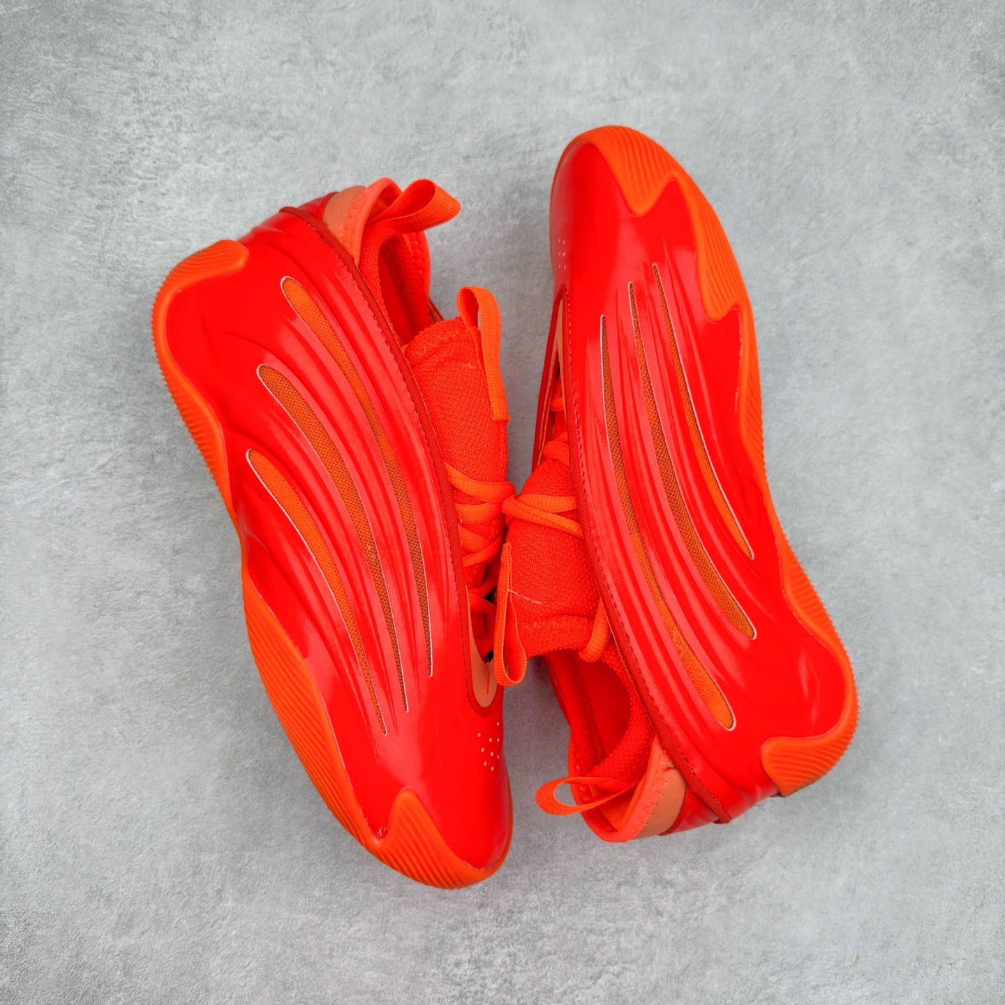 图片[3]-AD Harden Vol. 9 哈登九代签名篮球鞋 以来极具未来感与复古风格的简洁设计语言，贯彻了 James Harden 本人在球场内外秉持的「Under No One」的态度与个性。鞋形轮廓采用了流线型设计，且没有多余的线条或元素，营造出一种极具速度感的视觉印象；鞋侧的三条纹在这次则是以野兽抓痕般的形态呈现，进一步强化了鞋款的战斗氛围的同时，更带来强烈的科幻感与战斗氛围。鞋身两侧的三条纹，不仅传达蕴含战斗气息的视觉美感，亦巧妙融入透气板设计提升穿着体验，在激烈赛况中兼顾轻质舒适与时尚气息；在中底部分则采用全掌 Lightboost 科技结合 Y 型抗扭片，为赛场提供轻量化的脚感与卓越的缓震回弹支持；大底分区纹路与外底上翻设计进一步强化抓地力，无论是在变向、突破还是起跳时都能够提供稳固的支撑，满足复杂赛场需求。除了将实战性能与时尚元素融合，Harden Vol 9 亦帮助提升球员的赛场表现的同时，也在场外传递 James Harden 不断进化，不断提升自我的无畏风格。尺码：40 40.5 41 42 42.5 43 44 44.5 45 46-选品中心