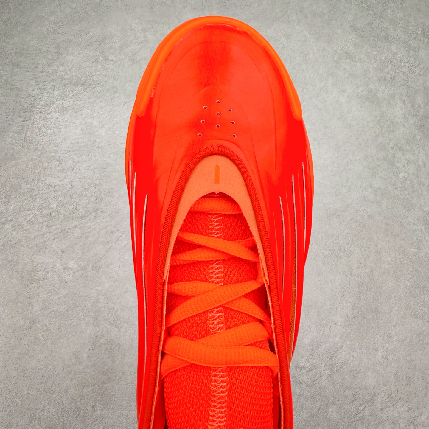 图片[4]-AD Harden Vol. 9 哈登九代签名篮球鞋 以来极具未来感与复古风格的简洁设计语言，贯彻了 James Harden 本人在球场内外秉持的「Under No One」的态度与个性。鞋形轮廓采用了流线型设计，且没有多余的线条或元素，营造出一种极具速度感的视觉印象；鞋侧的三条纹在这次则是以野兽抓痕般的形态呈现，进一步强化了鞋款的战斗氛围的同时，更带来强烈的科幻感与战斗氛围。鞋身两侧的三条纹，不仅传达蕴含战斗气息的视觉美感，亦巧妙融入透气板设计提升穿着体验，在激烈赛况中兼顾轻质舒适与时尚气息；在中底部分则采用全掌 Lightboost 科技结合 Y 型抗扭片，为赛场提供轻量化的脚感与卓越的缓震回弹支持；大底分区纹路与外底上翻设计进一步强化抓地力，无论是在变向、突破还是起跳时都能够提供稳固的支撑，满足复杂赛场需求。除了将实战性能与时尚元素融合，Harden Vol 9 亦帮助提升球员的赛场表现的同时，也在场外传递 James Harden 不断进化，不断提升自我的无畏风格。尺码：40 40.5 41 42 42.5 43 44 44.5 45 46-选品中心