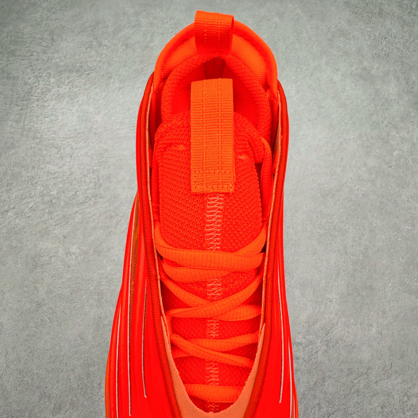 图片[5]-AD Harden Vol. 9 哈登九代签名篮球鞋 以来极具未来感与复古风格的简洁设计语言，贯彻了 James Harden 本人在球场内外秉持的「Under No One」的态度与个性。鞋形轮廓采用了流线型设计，且没有多余的线条或元素，营造出一种极具速度感的视觉印象；鞋侧的三条纹在这次则是以野兽抓痕般的形态呈现，进一步强化了鞋款的战斗氛围的同时，更带来强烈的科幻感与战斗氛围。鞋身两侧的三条纹，不仅传达蕴含战斗气息的视觉美感，亦巧妙融入透气板设计提升穿着体验，在激烈赛况中兼顾轻质舒适与时尚气息；在中底部分则采用全掌 Lightboost 科技结合 Y 型抗扭片，为赛场提供轻量化的脚感与卓越的缓震回弹支持；大底分区纹路与外底上翻设计进一步强化抓地力，无论是在变向、突破还是起跳时都能够提供稳固的支撑，满足复杂赛场需求。除了将实战性能与时尚元素融合，Harden Vol 9 亦帮助提升球员的赛场表现的同时，也在场外传递 James Harden 不断进化，不断提升自我的无畏风格。尺码：40 40.5 41 42 42.5 43 44 44.5 45 46-选品中心