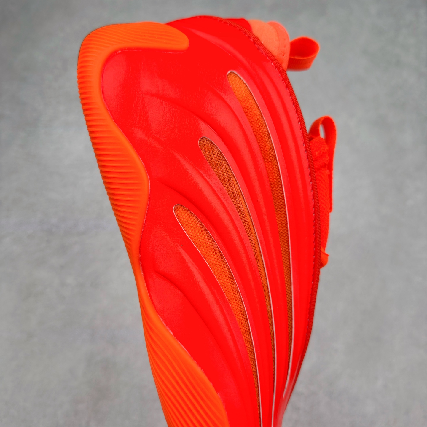 图片[6]-AD Harden Vol. 9 哈登九代签名篮球鞋 以来极具未来感与复古风格的简洁设计语言，贯彻了 James Harden 本人在球场内外秉持的「Under No One」的态度与个性。鞋形轮廓采用了流线型设计，且没有多余的线条或元素，营造出一种极具速度感的视觉印象；鞋侧的三条纹在这次则是以野兽抓痕般的形态呈现，进一步强化了鞋款的战斗氛围的同时，更带来强烈的科幻感与战斗氛围。鞋身两侧的三条纹，不仅传达蕴含战斗气息的视觉美感，亦巧妙融入透气板设计提升穿着体验，在激烈赛况中兼顾轻质舒适与时尚气息；在中底部分则采用全掌 Lightboost 科技结合 Y 型抗扭片，为赛场提供轻量化的脚感与卓越的缓震回弹支持；大底分区纹路与外底上翻设计进一步强化抓地力，无论是在变向、突破还是起跳时都能够提供稳固的支撑，满足复杂赛场需求。除了将实战性能与时尚元素融合，Harden Vol 9 亦帮助提升球员的赛场表现的同时，也在场外传递 James Harden 不断进化，不断提升自我的无畏风格。尺码：40 40.5 41 42 42.5 43 44 44.5 45 46-选品中心