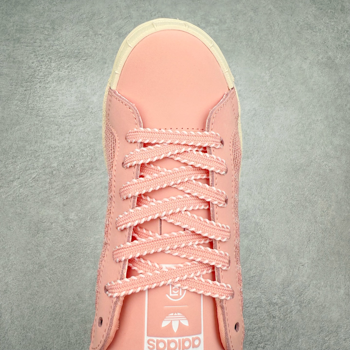 图片[4]-NBHD/NEIGHBORHOOD x CLOT x Adidas Originals Superstar PNS 贝壳头联名 锯齿底系列低帮百搭休闲运动板鞋 IH3645 AD Originals与陈冠希正式宣布成为全球合作伙伴，共同打造 Originals by Edison Chen系列。这一重要联合将开启重新定义创新精神和塑造文化传承的新时代。全球生活方式品牌CLOT迎来了成立20周年，陈冠希作为创始人兼创意总监，年轻时从温哥华移居香港，这段经历让他感受到了东西方文化的碰撞，拥有丰富的视角使他对东西方多元化有了更加深入的认识，并为创立CLOT打下了坚实的基础。对于此次合作，陈冠希凭借着他的思维视野和创意能力，结合adidas丰富的档案和历史，推出了一系列独家合作款式。CLOT 2024年春夏系列时装秀以“承前启后”为主题展开，寓意着品牌致力于培养新秀，延续以国际视野呈现中华文化，并将其创作带到全球的承诺。为进一步加强创意理念，CLOT创始人兼创意总监陈冠希特别邀请了著名时装设计师Humberto Leon，共同设计了本季度系列。该系列围绕三种截然不同的风格进行探索，包括正式、富有生活感和街头风格的服饰，呈现出既可以分别探索又能将三者融合的系列。其中还包括了adidas与陈冠希携手NEIGHBORHOOD共同推出的NEIGHBORHOOD CLOT SUPERSTAR BY EDISON CHEN三方联名鞋款，经过重新设计的标志性SUPERSTAR运动鞋以齿状鞋底和仿旧处理的半贝壳头结合形成独特的轮廓，鞋面网布下有反光装饰的三条纹细节，后跟部分同样点缀着带有反光装饰效果的“凝结集团”标志。adidas Originals by Edison Chen系列旨在体现品牌与陈冠希对创新精神的共同愿景。尺码：36 36⅔ 37⅓ 38 38⅔ 39⅓ 40 40⅔ 41⅓ 42 42⅔ 43⅓ 44 44⅔ 45-选品中心