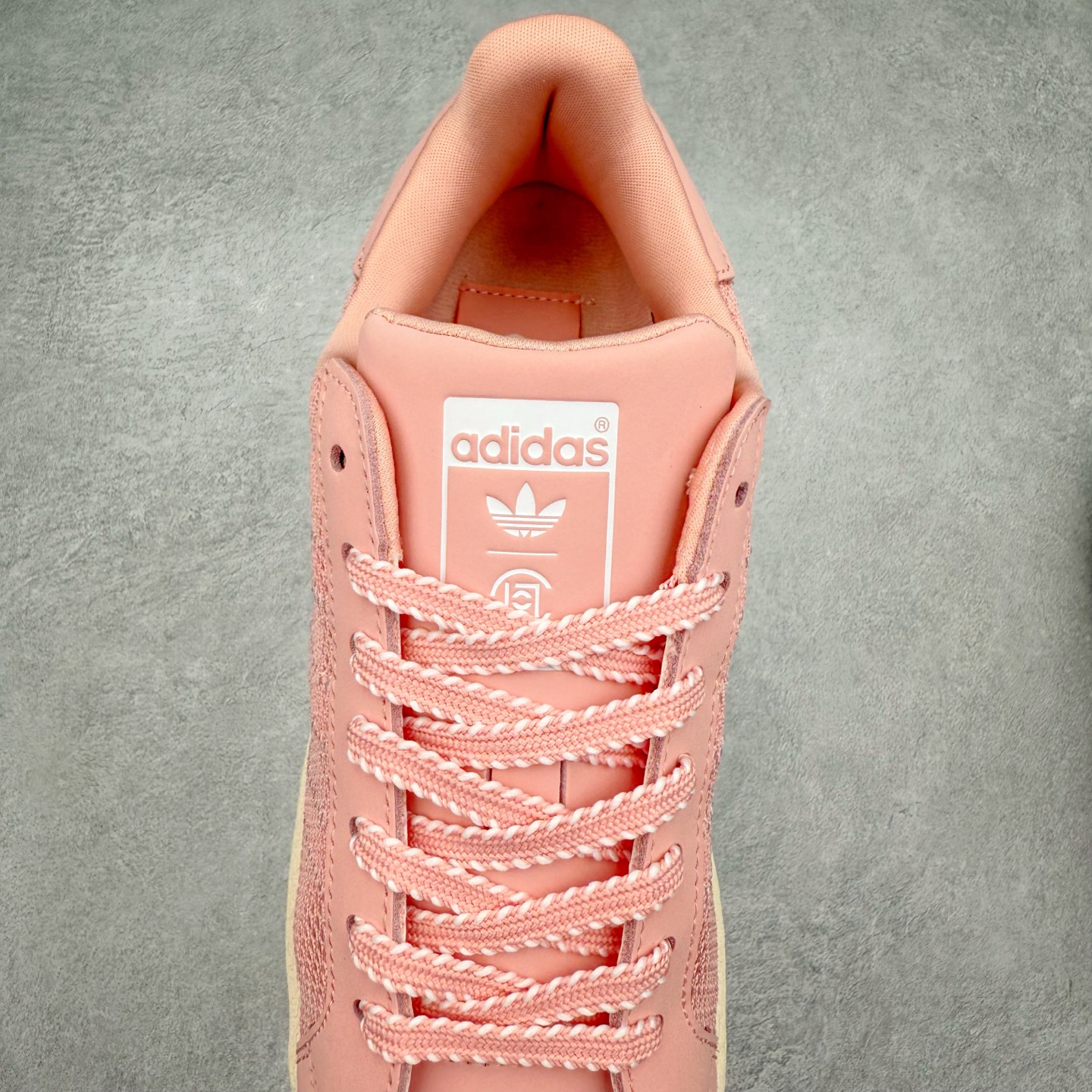 图片[5]-NBHD/NEIGHBORHOOD x CLOT x Adidas Originals Superstar PNS 贝壳头联名 锯齿底系列低帮百搭休闲运动板鞋 IH3645 AD Originals与陈冠希正式宣布成为全球合作伙伴，共同打造 Originals by Edison Chen系列。这一重要联合将开启重新定义创新精神和塑造文化传承的新时代。全球生活方式品牌CLOT迎来了成立20周年，陈冠希作为创始人兼创意总监，年轻时从温哥华移居香港，这段经历让他感受到了东西方文化的碰撞，拥有丰富的视角使他对东西方多元化有了更加深入的认识，并为创立CLOT打下了坚实的基础。对于此次合作，陈冠希凭借着他的思维视野和创意能力，结合adidas丰富的档案和历史，推出了一系列独家合作款式。CLOT 2024年春夏系列时装秀以“承前启后”为主题展开，寓意着品牌致力于培养新秀，延续以国际视野呈现中华文化，并将其创作带到全球的承诺。为进一步加强创意理念，CLOT创始人兼创意总监陈冠希特别邀请了著名时装设计师Humberto Leon，共同设计了本季度系列。该系列围绕三种截然不同的风格进行探索，包括正式、富有生活感和街头风格的服饰，呈现出既可以分别探索又能将三者融合的系列。其中还包括了adidas与陈冠希携手NEIGHBORHOOD共同推出的NEIGHBORHOOD CLOT SUPERSTAR BY EDISON CHEN三方联名鞋款，经过重新设计的标志性SUPERSTAR运动鞋以齿状鞋底和仿旧处理的半贝壳头结合形成独特的轮廓，鞋面网布下有反光装饰的三条纹细节，后跟部分同样点缀着带有反光装饰效果的“凝结集团”标志。adidas Originals by Edison Chen系列旨在体现品牌与陈冠希对创新精神的共同愿景。尺码：36 36⅔ 37⅓ 38 38⅔ 39⅓ 40 40⅔ 41⅓ 42 42⅔ 43⅓ 44 44⅔ 45-选品中心