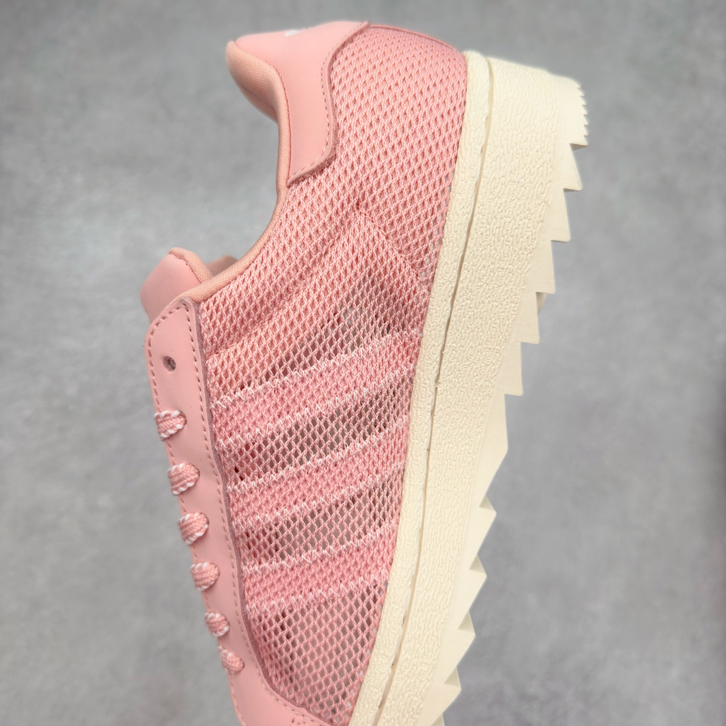 图片[7]-NBHD/NEIGHBORHOOD x CLOT x Adidas Originals Superstar PNS 贝壳头联名 锯齿底系列低帮百搭休闲运动板鞋 IH3645 AD Originals与陈冠希正式宣布成为全球合作伙伴，共同打造 Originals by Edison Chen系列。这一重要联合将开启重新定义创新精神和塑造文化传承的新时代。全球生活方式品牌CLOT迎来了成立20周年，陈冠希作为创始人兼创意总监，年轻时从温哥华移居香港，这段经历让他感受到了东西方文化的碰撞，拥有丰富的视角使他对东西方多元化有了更加深入的认识，并为创立CLOT打下了坚实的基础。对于此次合作，陈冠希凭借着他的思维视野和创意能力，结合adidas丰富的档案和历史，推出了一系列独家合作款式。CLOT 2024年春夏系列时装秀以“承前启后”为主题展开，寓意着品牌致力于培养新秀，延续以国际视野呈现中华文化，并将其创作带到全球的承诺。为进一步加强创意理念，CLOT创始人兼创意总监陈冠希特别邀请了著名时装设计师Humberto Leon，共同设计了本季度系列。该系列围绕三种截然不同的风格进行探索，包括正式、富有生活感和街头风格的服饰，呈现出既可以分别探索又能将三者融合的系列。其中还包括了adidas与陈冠希携手NEIGHBORHOOD共同推出的NEIGHBORHOOD CLOT SUPERSTAR BY EDISON CHEN三方联名鞋款，经过重新设计的标志性SUPERSTAR运动鞋以齿状鞋底和仿旧处理的半贝壳头结合形成独特的轮廓，鞋面网布下有反光装饰的三条纹细节，后跟部分同样点缀着带有反光装饰效果的“凝结集团”标志。adidas Originals by Edison Chen系列旨在体现品牌与陈冠希对创新精神的共同愿景。尺码：36 36⅔ 37⅓ 38 38⅔ 39⅓ 40 40⅔ 41⅓ 42 42⅔ 43⅓ 44 44⅔ 45-选品中心