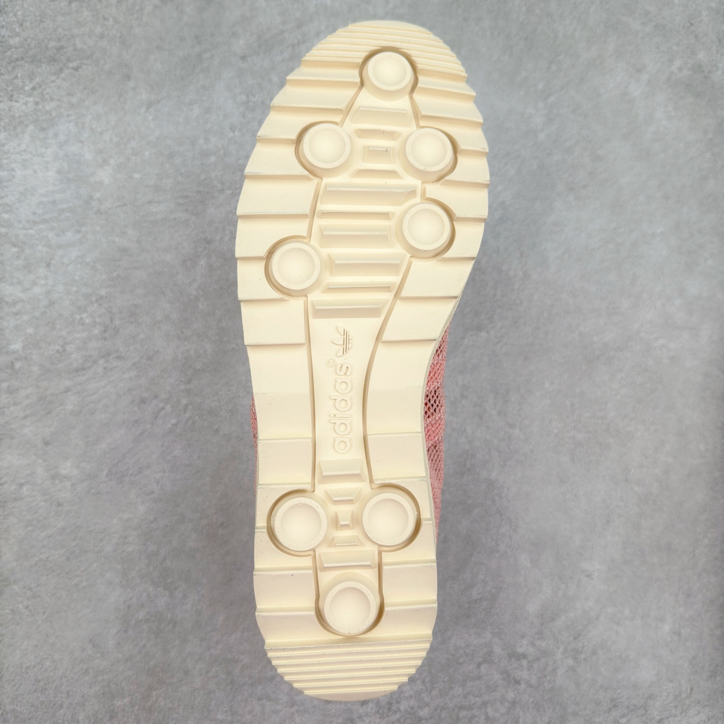 图片[9]-NBHD/NEIGHBORHOOD x CLOT x Adidas Originals Superstar PNS 贝壳头联名 锯齿底系列低帮百搭休闲运动板鞋 IH3645 AD Originals与陈冠希正式宣布成为全球合作伙伴，共同打造 Originals by Edison Chen系列。这一重要联合将开启重新定义创新精神和塑造文化传承的新时代。全球生活方式品牌CLOT迎来了成立20周年，陈冠希作为创始人兼创意总监，年轻时从温哥华移居香港，这段经历让他感受到了东西方文化的碰撞，拥有丰富的视角使他对东西方多元化有了更加深入的认识，并为创立CLOT打下了坚实的基础。对于此次合作，陈冠希凭借着他的思维视野和创意能力，结合adidas丰富的档案和历史，推出了一系列独家合作款式。CLOT 2024年春夏系列时装秀以“承前启后”为主题展开，寓意着品牌致力于培养新秀，延续以国际视野呈现中华文化，并将其创作带到全球的承诺。为进一步加强创意理念，CLOT创始人兼创意总监陈冠希特别邀请了著名时装设计师Humberto Leon，共同设计了本季度系列。该系列围绕三种截然不同的风格进行探索，包括正式、富有生活感和街头风格的服饰，呈现出既可以分别探索又能将三者融合的系列。其中还包括了adidas与陈冠希携手NEIGHBORHOOD共同推出的NEIGHBORHOOD CLOT SUPERSTAR BY EDISON CHEN三方联名鞋款，经过重新设计的标志性SUPERSTAR运动鞋以齿状鞋底和仿旧处理的半贝壳头结合形成独特的轮廓，鞋面网布下有反光装饰的三条纹细节，后跟部分同样点缀着带有反光装饰效果的“凝结集团”标志。adidas Originals by Edison Chen系列旨在体现品牌与陈冠希对创新精神的共同愿景。尺码：36 36⅔ 37⅓ 38 38⅔ 39⅓ 40 40⅔ 41⅓ 42 42⅔ 43⅓ 44 44⅔ 45-选品中心