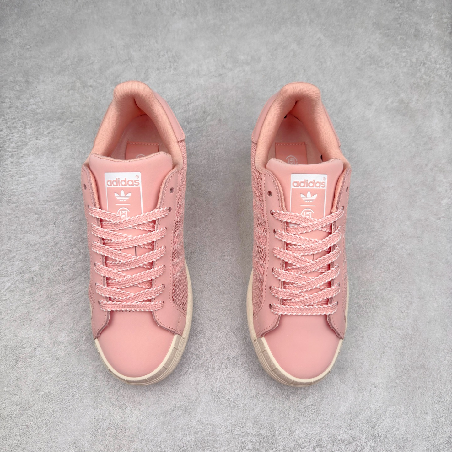 图片[2]-NBHD/NEIGHBORHOOD x CLOT x Adidas Originals Superstar PNS 贝壳头联名 锯齿底系列低帮百搭休闲运动板鞋 IH3645 AD Originals与陈冠希正式宣布成为全球合作伙伴，共同打造 Originals by Edison Chen系列。这一重要联合将开启重新定义创新精神和塑造文化传承的新时代。全球生活方式品牌CLOT迎来了成立20周年，陈冠希作为创始人兼创意总监，年轻时从温哥华移居香港，这段经历让他感受到了东西方文化的碰撞，拥有丰富的视角使他对东西方多元化有了更加深入的认识，并为创立CLOT打下了坚实的基础。对于此次合作，陈冠希凭借着他的思维视野和创意能力，结合adidas丰富的档案和历史，推出了一系列独家合作款式。CLOT 2024年春夏系列时装秀以“承前启后”为主题展开，寓意着品牌致力于培养新秀，延续以国际视野呈现中华文化，并将其创作带到全球的承诺。为进一步加强创意理念，CLOT创始人兼创意总监陈冠希特别邀请了著名时装设计师Humberto Leon，共同设计了本季度系列。该系列围绕三种截然不同的风格进行探索，包括正式、富有生活感和街头风格的服饰，呈现出既可以分别探索又能将三者融合的系列。其中还包括了adidas与陈冠希携手NEIGHBORHOOD共同推出的NEIGHBORHOOD CLOT SUPERSTAR BY EDISON CHEN三方联名鞋款，经过重新设计的标志性SUPERSTAR运动鞋以齿状鞋底和仿旧处理的半贝壳头结合形成独特的轮廓，鞋面网布下有反光装饰的三条纹细节，后跟部分同样点缀着带有反光装饰效果的“凝结集团”标志。adidas Originals by Edison Chen系列旨在体现品牌与陈冠希对创新精神的共同愿景。尺码：36 36⅔ 37⅓ 38 38⅔ 39⅓ 40 40⅔ 41⅓ 42 42⅔ 43⅓ 44 44⅔ 45-选品中心