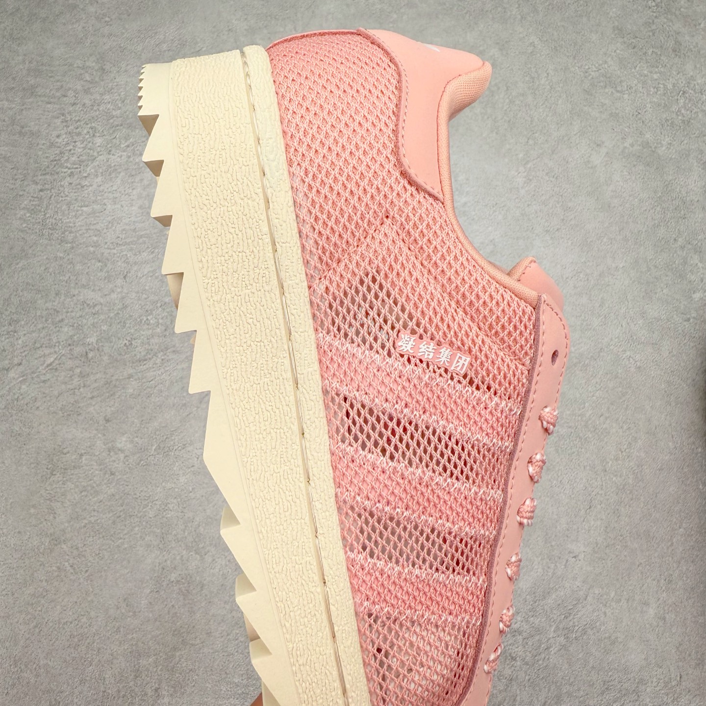 图片[6]-NBHD/NEIGHBORHOOD x CLOT x Adidas Originals Superstar PNS 贝壳头联名 锯齿底系列低帮百搭休闲运动板鞋 IH3645 AD Originals与陈冠希正式宣布成为全球合作伙伴，共同打造 Originals by Edison Chen系列。这一重要联合将开启重新定义创新精神和塑造文化传承的新时代。全球生活方式品牌CLOT迎来了成立20周年，陈冠希作为创始人兼创意总监，年轻时从温哥华移居香港，这段经历让他感受到了东西方文化的碰撞，拥有丰富的视角使他对东西方多元化有了更加深入的认识，并为创立CLOT打下了坚实的基础。对于此次合作，陈冠希凭借着他的思维视野和创意能力，结合adidas丰富的档案和历史，推出了一系列独家合作款式。CLOT 2024年春夏系列时装秀以“承前启后”为主题展开，寓意着品牌致力于培养新秀，延续以国际视野呈现中华文化，并将其创作带到全球的承诺。为进一步加强创意理念，CLOT创始人兼创意总监陈冠希特别邀请了著名时装设计师Humberto Leon，共同设计了本季度系列。该系列围绕三种截然不同的风格进行探索，包括正式、富有生活感和街头风格的服饰，呈现出既可以分别探索又能将三者融合的系列。其中还包括了adidas与陈冠希携手NEIGHBORHOOD共同推出的NEIGHBORHOOD CLOT SUPERSTAR BY EDISON CHEN三方联名鞋款，经过重新设计的标志性SUPERSTAR运动鞋以齿状鞋底和仿旧处理的半贝壳头结合形成独特的轮廓，鞋面网布下有反光装饰的三条纹细节，后跟部分同样点缀着带有反光装饰效果的“凝结集团”标志。adidas Originals by Edison Chen系列旨在体现品牌与陈冠希对创新精神的共同愿景。尺码：36 36⅔ 37⅓ 38 38⅔ 39⅓ 40 40⅔ 41⅓ 42 42⅔ 43⅓ 44 44⅔ 45-选品中心