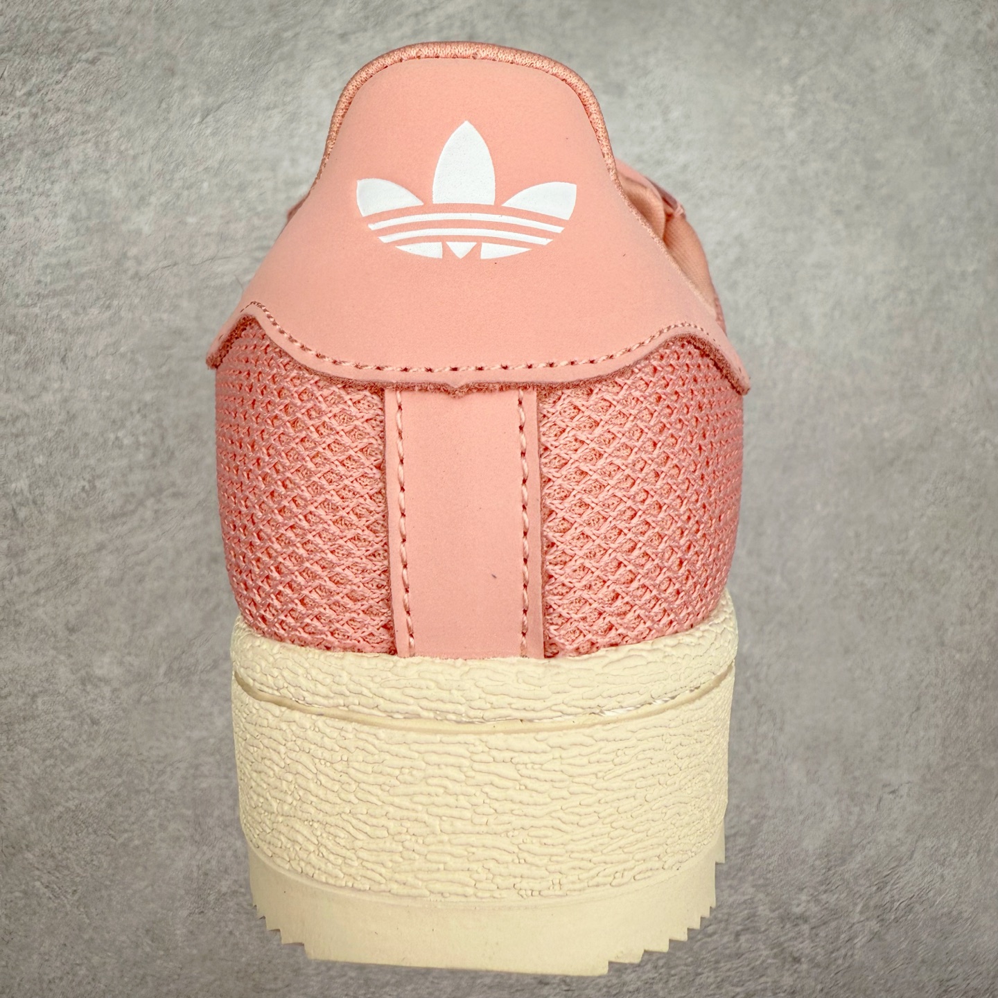 图片[8]-NBHD/NEIGHBORHOOD x CLOT x Adidas Originals Superstar PNS 贝壳头联名 锯齿底系列低帮百搭休闲运动板鞋 IH3645 AD Originals与陈冠希正式宣布成为全球合作伙伴，共同打造 Originals by Edison Chen系列。这一重要联合将开启重新定义创新精神和塑造文化传承的新时代。全球生活方式品牌CLOT迎来了成立20周年，陈冠希作为创始人兼创意总监，年轻时从温哥华移居香港，这段经历让他感受到了东西方文化的碰撞，拥有丰富的视角使他对东西方多元化有了更加深入的认识，并为创立CLOT打下了坚实的基础。对于此次合作，陈冠希凭借着他的思维视野和创意能力，结合adidas丰富的档案和历史，推出了一系列独家合作款式。CLOT 2024年春夏系列时装秀以“承前启后”为主题展开，寓意着品牌致力于培养新秀，延续以国际视野呈现中华文化，并将其创作带到全球的承诺。为进一步加强创意理念，CLOT创始人兼创意总监陈冠希特别邀请了著名时装设计师Humberto Leon，共同设计了本季度系列。该系列围绕三种截然不同的风格进行探索，包括正式、富有生活感和街头风格的服饰，呈现出既可以分别探索又能将三者融合的系列。其中还包括了adidas与陈冠希携手NEIGHBORHOOD共同推出的NEIGHBORHOOD CLOT SUPERSTAR BY EDISON CHEN三方联名鞋款，经过重新设计的标志性SUPERSTAR运动鞋以齿状鞋底和仿旧处理的半贝壳头结合形成独特的轮廓，鞋面网布下有反光装饰的三条纹细节，后跟部分同样点缀着带有反光装饰效果的“凝结集团”标志。adidas Originals by Edison Chen系列旨在体现品牌与陈冠希对创新精神的共同愿景。尺码：36 36⅔ 37⅓ 38 38⅔ 39⅓ 40 40⅔ 41⅓ 42 42⅔ 43⅓ 44 44⅔ 45-选品中心