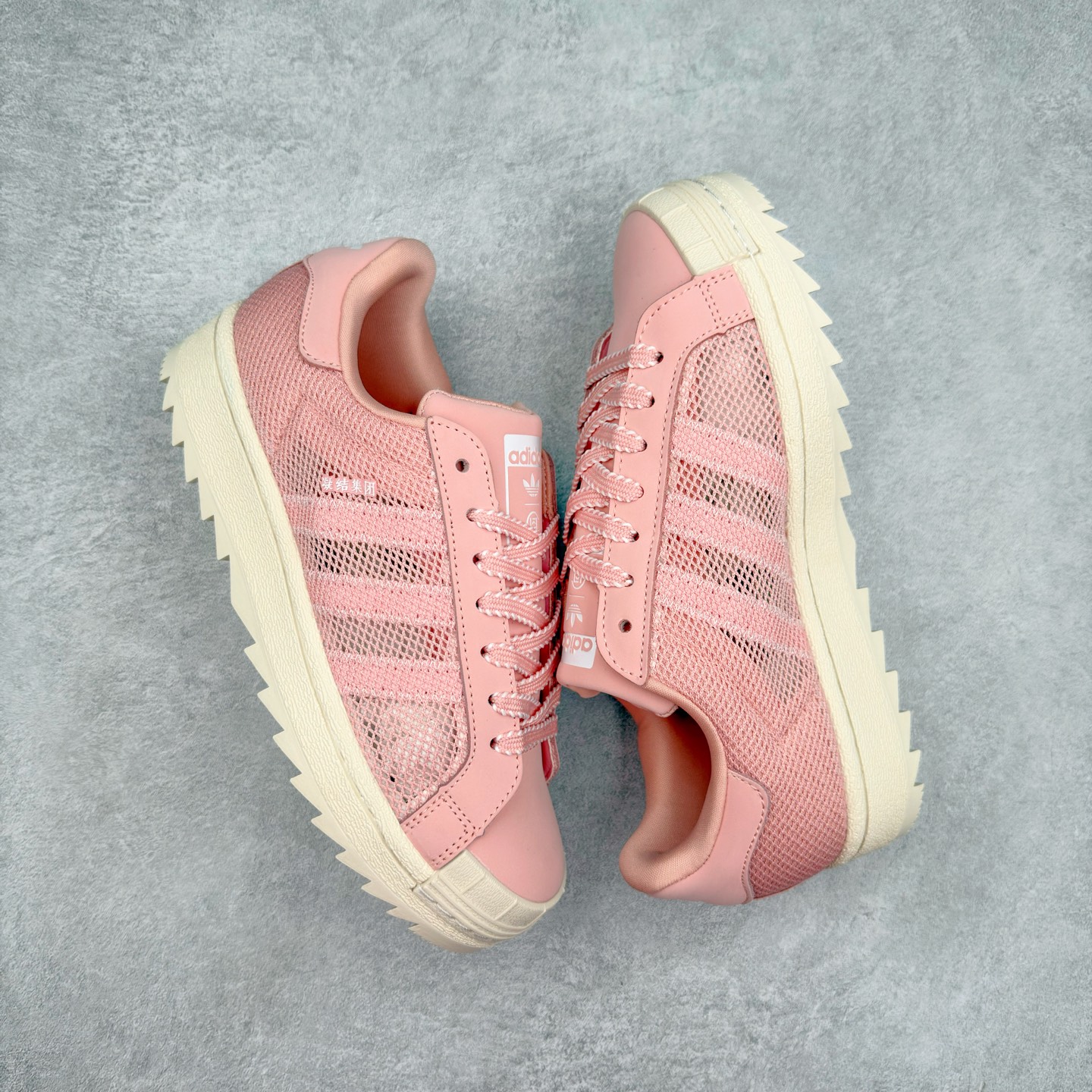 图片[3]-NBHD/NEIGHBORHOOD x CLOT x Adidas Originals Superstar PNS 贝壳头联名 锯齿底系列低帮百搭休闲运动板鞋 IH3645 AD Originals与陈冠希正式宣布成为全球合作伙伴，共同打造 Originals by Edison Chen系列。这一重要联合将开启重新定义创新精神和塑造文化传承的新时代。全球生活方式品牌CLOT迎来了成立20周年，陈冠希作为创始人兼创意总监，年轻时从温哥华移居香港，这段经历让他感受到了东西方文化的碰撞，拥有丰富的视角使他对东西方多元化有了更加深入的认识，并为创立CLOT打下了坚实的基础。对于此次合作，陈冠希凭借着他的思维视野和创意能力，结合adidas丰富的档案和历史，推出了一系列独家合作款式。CLOT 2024年春夏系列时装秀以“承前启后”为主题展开，寓意着品牌致力于培养新秀，延续以国际视野呈现中华文化，并将其创作带到全球的承诺。为进一步加强创意理念，CLOT创始人兼创意总监陈冠希特别邀请了著名时装设计师Humberto Leon，共同设计了本季度系列。该系列围绕三种截然不同的风格进行探索，包括正式、富有生活感和街头风格的服饰，呈现出既可以分别探索又能将三者融合的系列。其中还包括了adidas与陈冠希携手NEIGHBORHOOD共同推出的NEIGHBORHOOD CLOT SUPERSTAR BY EDISON CHEN三方联名鞋款，经过重新设计的标志性SUPERSTAR运动鞋以齿状鞋底和仿旧处理的半贝壳头结合形成独特的轮廓，鞋面网布下有反光装饰的三条纹细节，后跟部分同样点缀着带有反光装饰效果的“凝结集团”标志。adidas Originals by Edison Chen系列旨在体现品牌与陈冠希对创新精神的共同愿景。尺码：36 36⅔ 37⅓ 38 38⅔ 39⅓ 40 40⅔ 41⅓ 42 42⅔ 43⅓ 44 44⅔ 45-选品中心