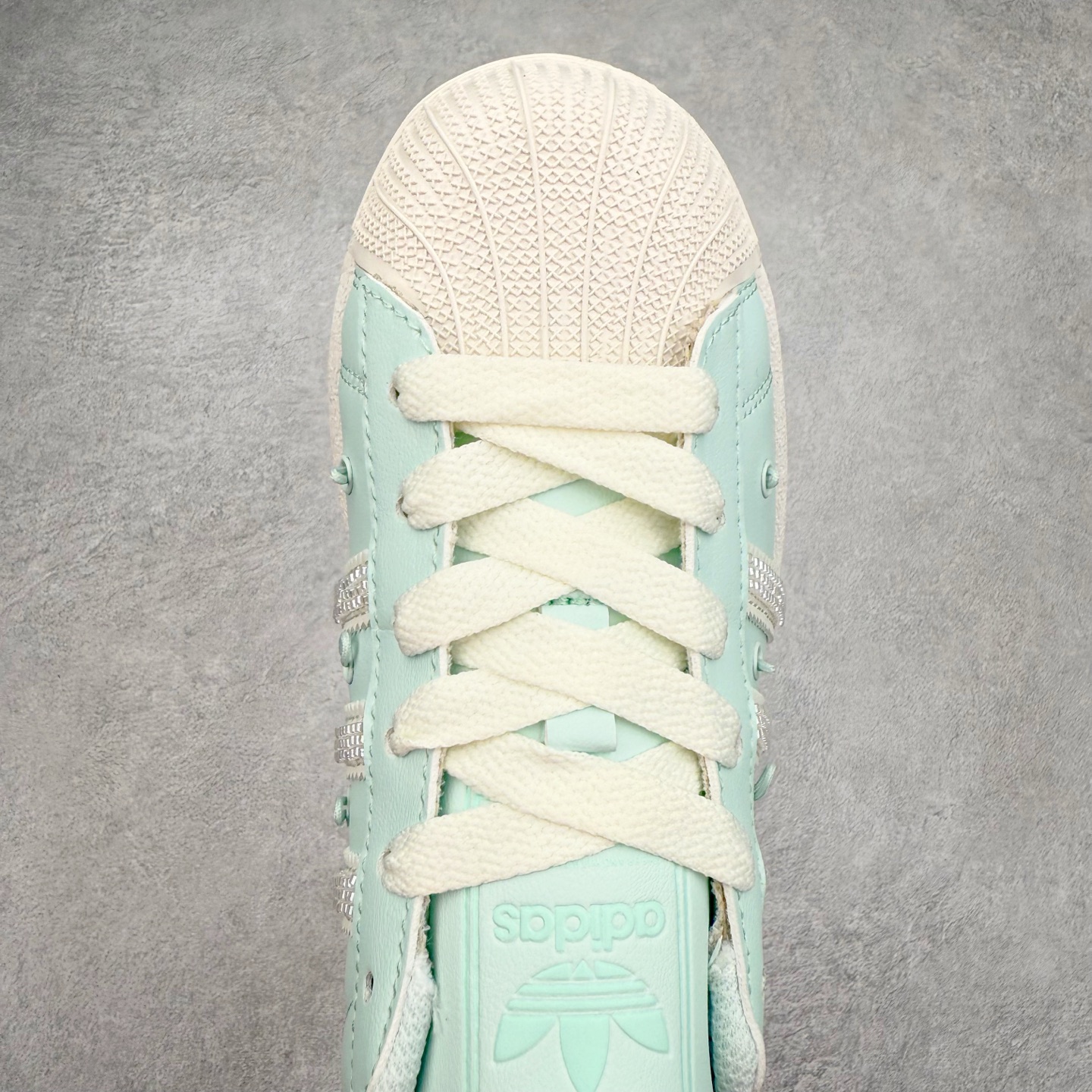 图片[4]-AD Originals Superstar 经典复古贝壳头板鞋 JR1333 诞生于1969年 是第一双将全皮面鞋 身与橡胶鞋头结合在一起的低帮篮球鞋 Superstar最开始 是作为高帮篮球鞋Pro Model的低帮版本而出现的 但因为其独特和醒目的橡胶鞋头造型而让大家熟知 被大家形象地称为\\\”shelltoe\\\”贝壳头 在70年代的美国职业篮球场上 接近3/4的NBA球员都将这双Superstar作为场上用鞋 80年代之后 经过不断的改良和发展 Superstar逐渐成为横跨时装、音乐、街头文化、休闲和运动等各大领域的时尚潮鞋 尺码：36 36.5 37 38 38.5 39 40 40.5 41 42 42.5 43 44 44.5 45-选品中心