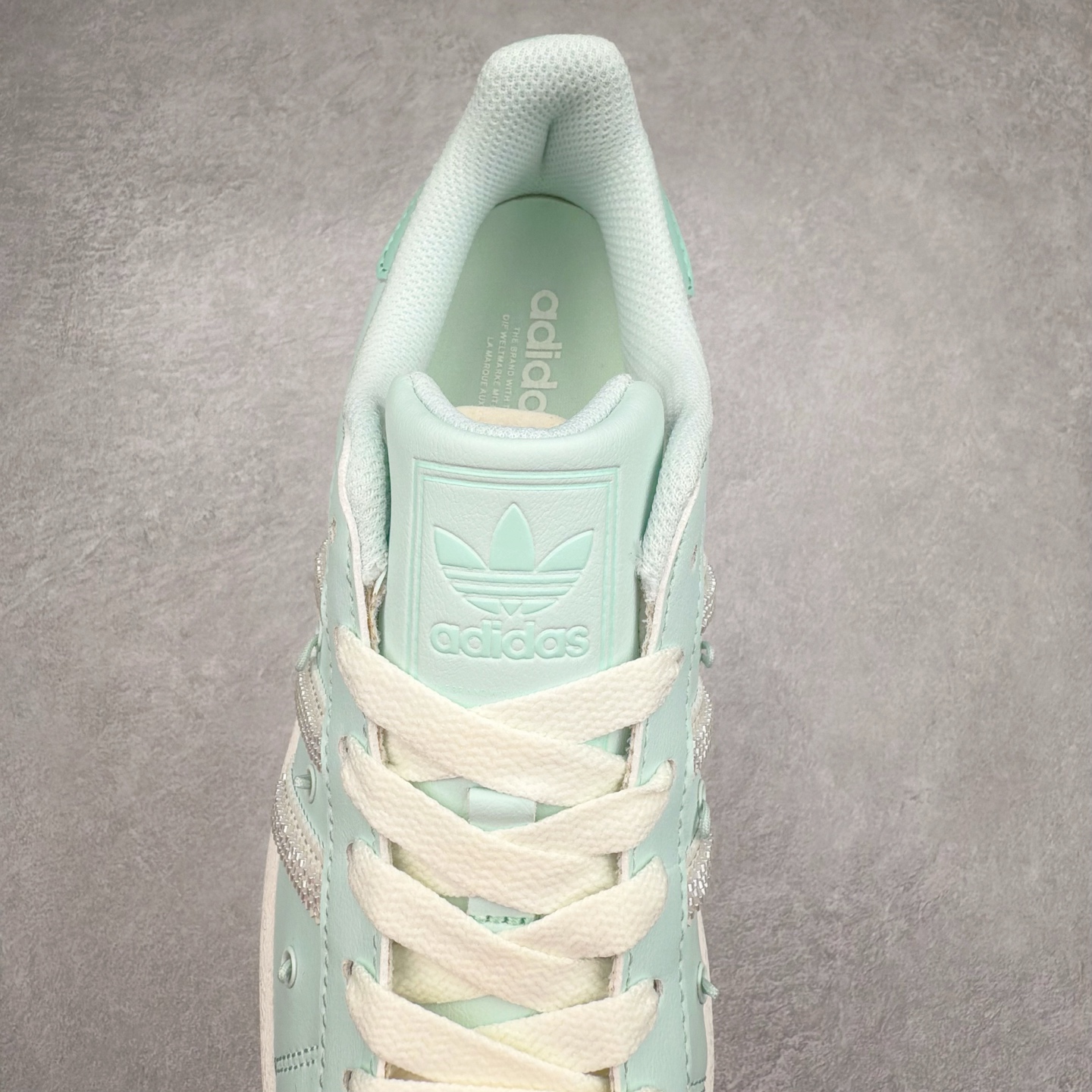 图片[5]-AD Originals Superstar 经典复古贝壳头板鞋 JR1333 诞生于1969年 是第一双将全皮面鞋 身与橡胶鞋头结合在一起的低帮篮球鞋 Superstar最开始 是作为高帮篮球鞋Pro Model的低帮版本而出现的 但因为其独特和醒目的橡胶鞋头造型而让大家熟知 被大家形象地称为\\\”shelltoe\\\”贝壳头 在70年代的美国职业篮球场上 接近3/4的NBA球员都将这双Superstar作为场上用鞋 80年代之后 经过不断的改良和发展 Superstar逐渐成为横跨时装、音乐、街头文化、休闲和运动等各大领域的时尚潮鞋 尺码：36 36.5 37 38 38.5 39 40 40.5 41 42 42.5 43 44 44.5 45-选品中心