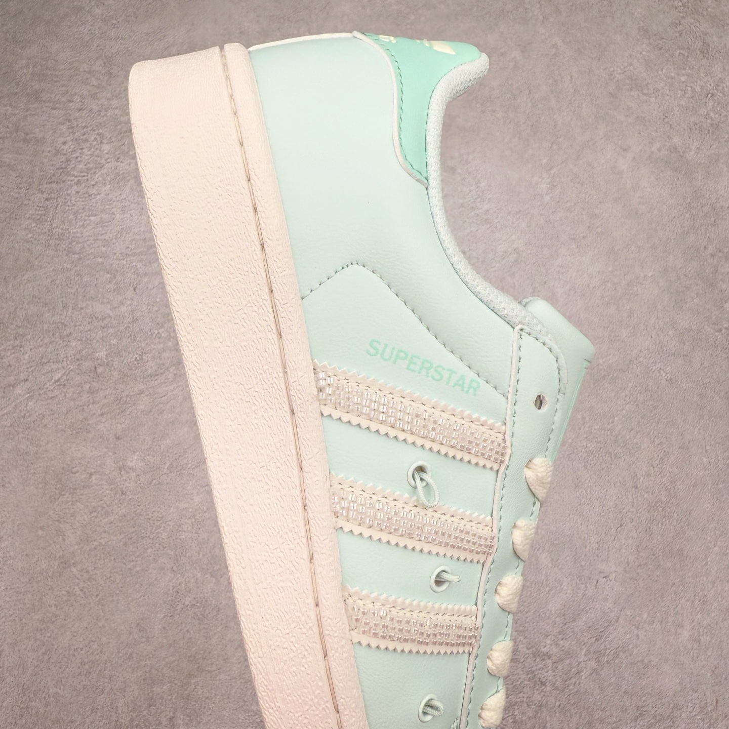 图片[6]-AD Originals Superstar 经典复古贝壳头板鞋 JR1333 诞生于1969年 是第一双将全皮面鞋 身与橡胶鞋头结合在一起的低帮篮球鞋 Superstar最开始 是作为高帮篮球鞋Pro Model的低帮版本而出现的 但因为其独特和醒目的橡胶鞋头造型而让大家熟知 被大家形象地称为\\\”shelltoe\\\”贝壳头 在70年代的美国职业篮球场上 接近3/4的NBA球员都将这双Superstar作为场上用鞋 80年代之后 经过不断的改良和发展 Superstar逐渐成为横跨时装、音乐、街头文化、休闲和运动等各大领域的时尚潮鞋 尺码：36 36.5 37 38 38.5 39 40 40.5 41 42 42.5 43 44 44.5 45-选品中心