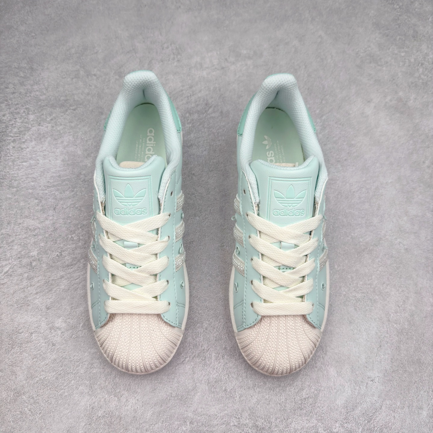 图片[2]-AD Originals Superstar 经典复古贝壳头板鞋 JR1333 诞生于1969年 是第一双将全皮面鞋 身与橡胶鞋头结合在一起的低帮篮球鞋 Superstar最开始 是作为高帮篮球鞋Pro Model的低帮版本而出现的 但因为其独特和醒目的橡胶鞋头造型而让大家熟知 被大家形象地称为\\\”shelltoe\\\”贝壳头 在70年代的美国职业篮球场上 接近3/4的NBA球员都将这双Superstar作为场上用鞋 80年代之后 经过不断的改良和发展 Superstar逐渐成为横跨时装、音乐、街头文化、休闲和运动等各大领域的时尚潮鞋 尺码：36 36.5 37 38 38.5 39 40 40.5 41 42 42.5 43 44 44.5 45-选品中心