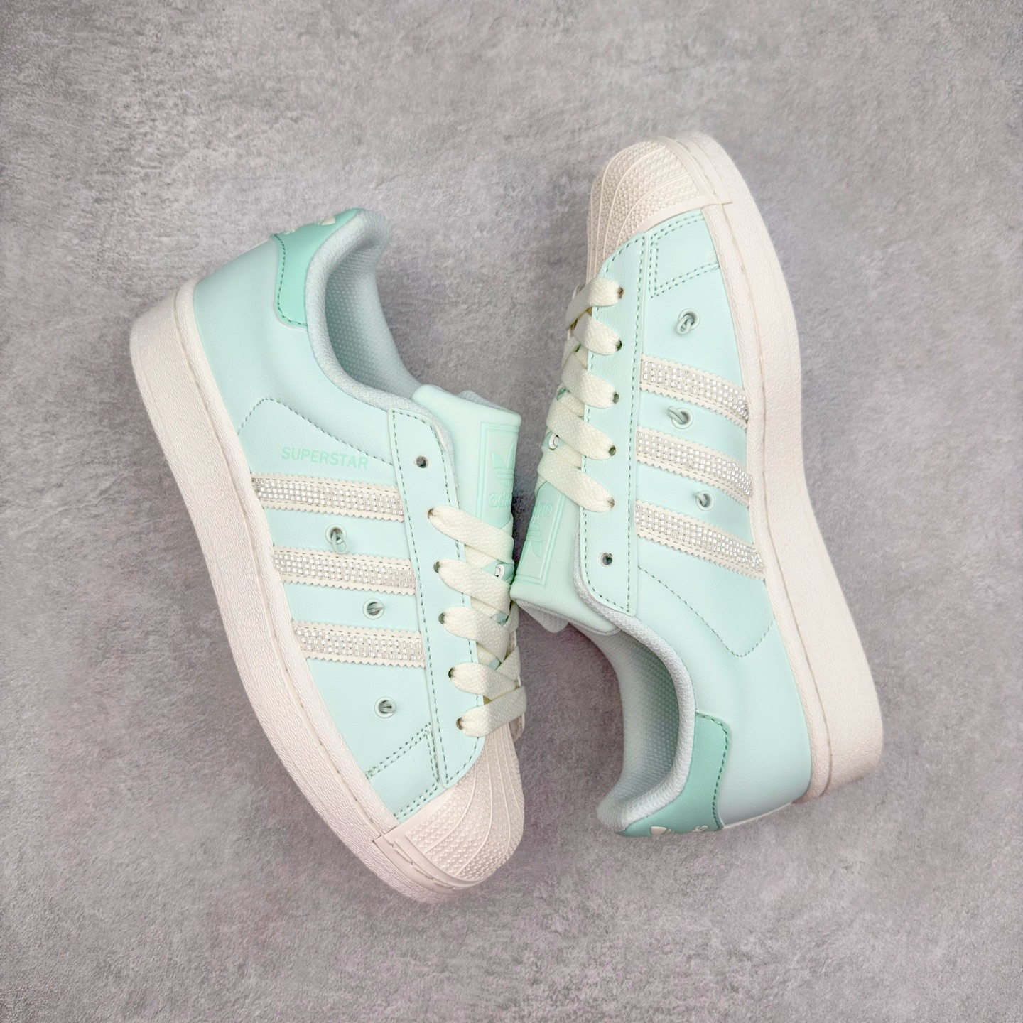 图片[3]-AD Originals Superstar 经典复古贝壳头板鞋 JR1333 诞生于1969年 是第一双将全皮面鞋 身与橡胶鞋头结合在一起的低帮篮球鞋 Superstar最开始 是作为高帮篮球鞋Pro Model的低帮版本而出现的 但因为其独特和醒目的橡胶鞋头造型而让大家熟知 被大家形象地称为\\\”shelltoe\\\”贝壳头 在70年代的美国职业篮球场上 接近3/4的NBA球员都将这双Superstar作为场上用鞋 80年代之后 经过不断的改良和发展 Superstar逐渐成为横跨时装、音乐、街头文化、休闲和运动等各大领域的时尚潮鞋 尺码：36 36.5 37 38 38.5 39 40 40.5 41 42 42.5 43 44 44.5 45-选品中心