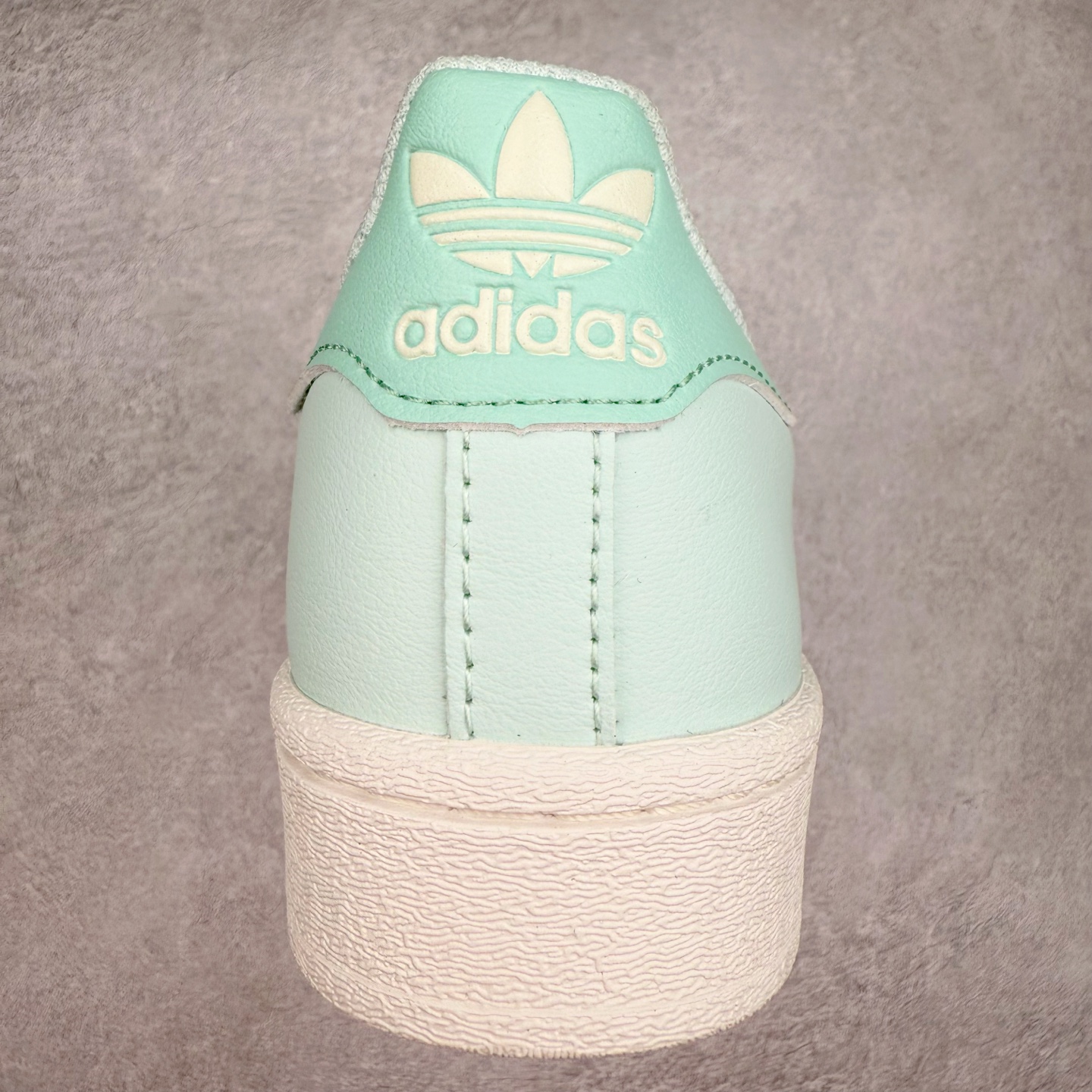 图片[8]-AD Originals Superstar 经典复古贝壳头板鞋 JR1333 诞生于1969年 是第一双将全皮面鞋 身与橡胶鞋头结合在一起的低帮篮球鞋 Superstar最开始 是作为高帮篮球鞋Pro Model的低帮版本而出现的 但因为其独特和醒目的橡胶鞋头造型而让大家熟知 被大家形象地称为\\\”shelltoe\\\”贝壳头 在70年代的美国职业篮球场上 接近3/4的NBA球员都将这双Superstar作为场上用鞋 80年代之后 经过不断的改良和发展 Superstar逐渐成为横跨时装、音乐、街头文化、休闲和运动等各大领域的时尚潮鞋 尺码：36 36.5 37 38 38.5 39 40 40.5 41 42 42.5 43 44 44.5 45-选品中心