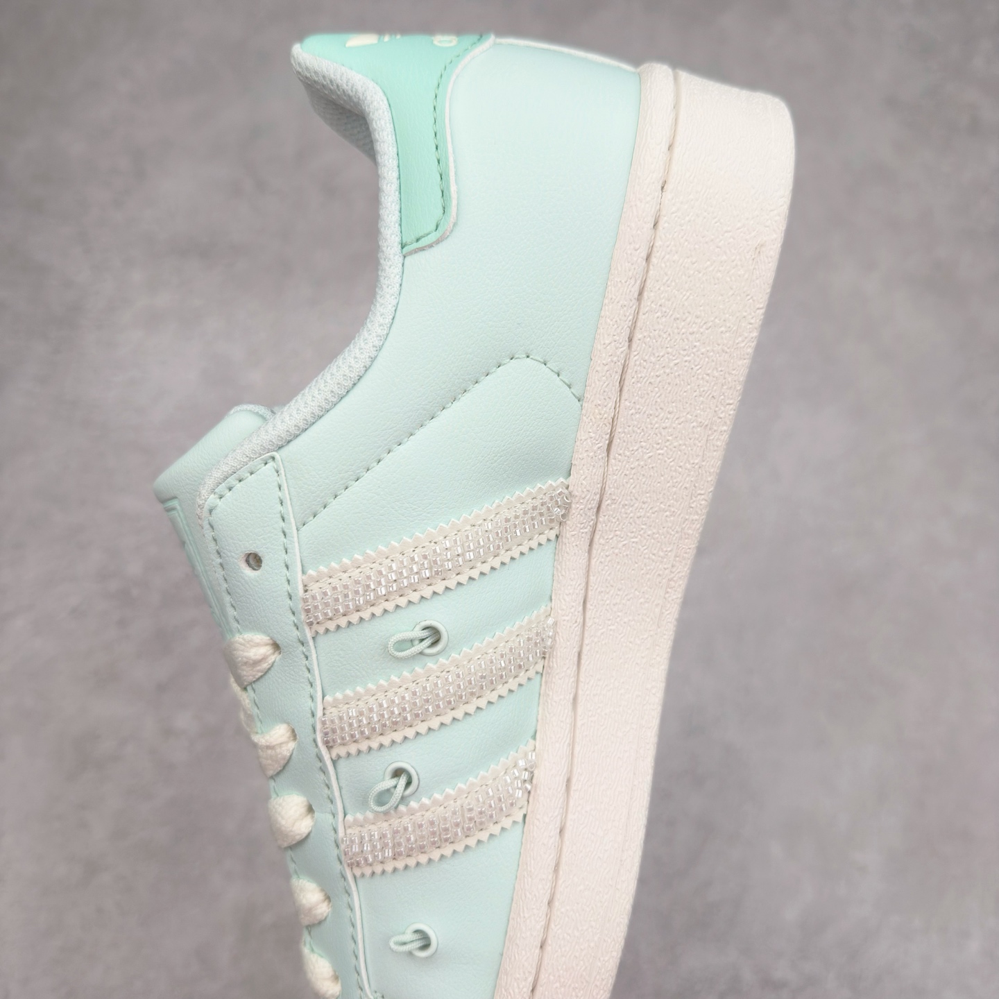 图片[7]-AD Originals Superstar 经典复古贝壳头板鞋 JR1333 诞生于1969年 是第一双将全皮面鞋 身与橡胶鞋头结合在一起的低帮篮球鞋 Superstar最开始 是作为高帮篮球鞋Pro Model的低帮版本而出现的 但因为其独特和醒目的橡胶鞋头造型而让大家熟知 被大家形象地称为\\\”shelltoe\\\”贝壳头 在70年代的美国职业篮球场上 接近3/4的NBA球员都将这双Superstar作为场上用鞋 80年代之后 经过不断的改良和发展 Superstar逐渐成为横跨时装、音乐、街头文化、休闲和运动等各大领域的时尚潮鞋 尺码：36 36.5 37 38 38.5 39 40 40.5 41 42 42.5 43 44 44.5 45-选品中心