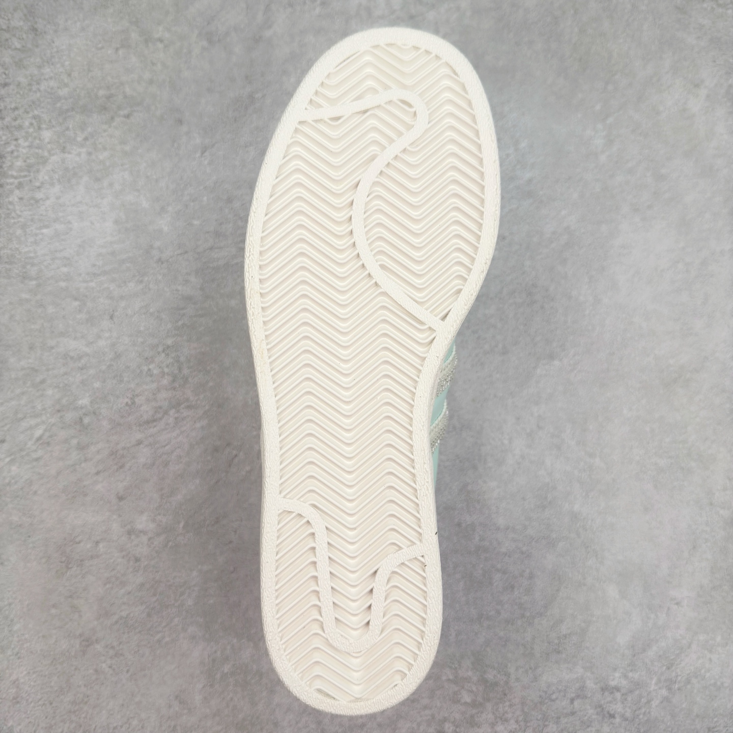 图片[9]-AD Originals Superstar 经典复古贝壳头板鞋 JR1333 诞生于1969年 是第一双将全皮面鞋 身与橡胶鞋头结合在一起的低帮篮球鞋 Superstar最开始 是作为高帮篮球鞋Pro Model的低帮版本而出现的 但因为其独特和醒目的橡胶鞋头造型而让大家熟知 被大家形象地称为\\\”shelltoe\\\”贝壳头 在70年代的美国职业篮球场上 接近3/4的NBA球员都将这双Superstar作为场上用鞋 80年代之后 经过不断的改良和发展 Superstar逐渐成为横跨时装、音乐、街头文化、休闲和运动等各大领域的时尚潮鞋 尺码：36 36.5 37 38 38.5 39 40 40.5 41 42 42.5 43 44 44.5 45-选品中心