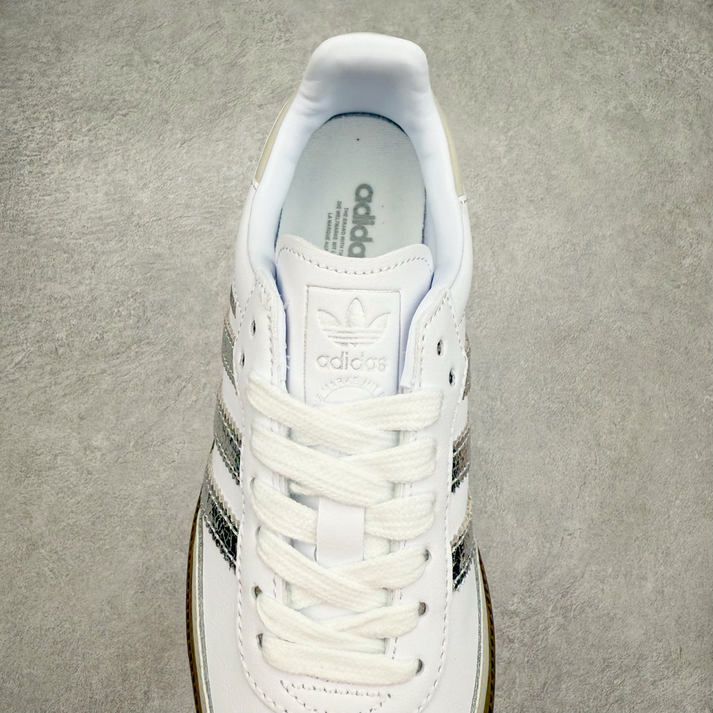 图片[5]-AD Original Samba OG 复古经典轻便板鞋 JI2725 这款桑巴鞋展示了高质量的工艺 带有装饰的超锁缝制和无缝的手感 柔软、柔软的皮革造型和标志性的3条纹完成了精致的外观 正规合身鞋带 鞋面上有绒面鞋垫 橡胶鞋底 享受正畸套筒软感 自50年代首次亮相以来就一直在赢得粉丝的青睐 尺码：36 36.5 37.5 38 38.5 39 40 40.5 41 42 42.5 43 44 44.5 45-选品中心