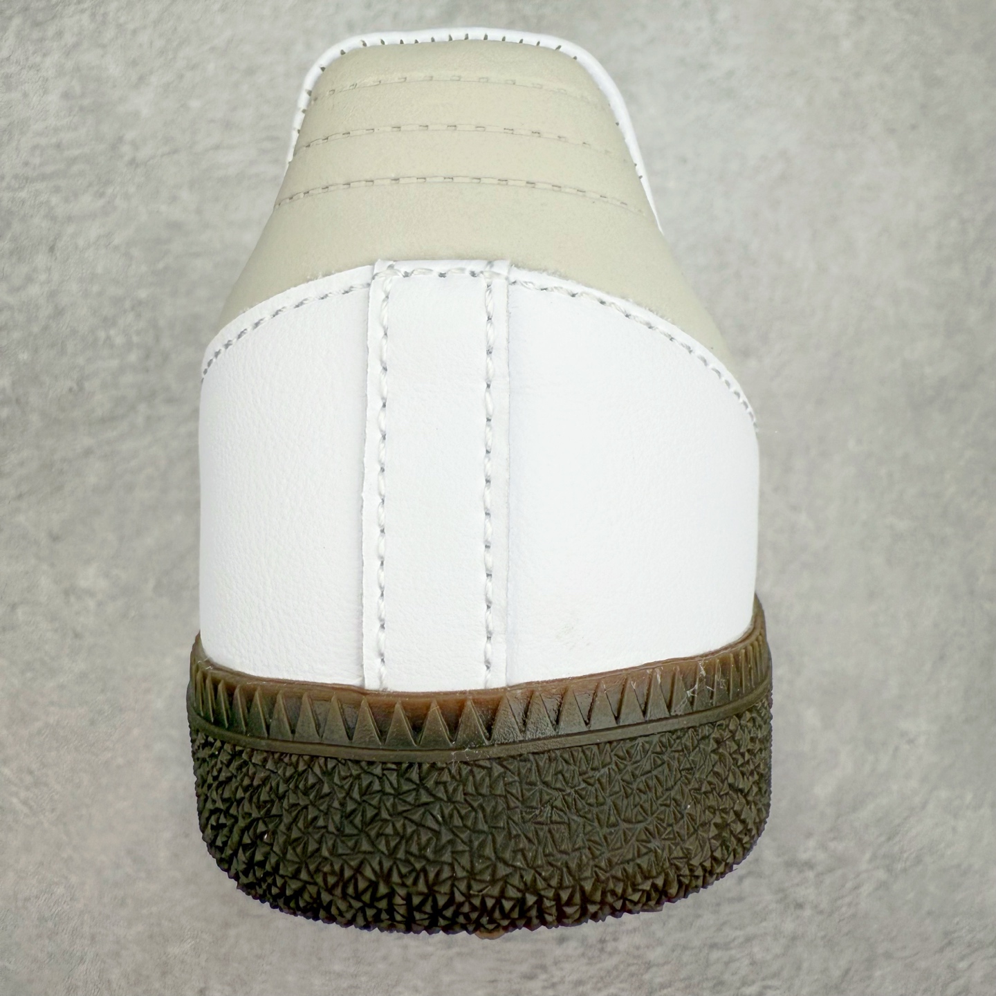 图片[8]-AD Original Samba OG 复古经典轻便板鞋 JI2725 这款桑巴鞋展示了高质量的工艺 带有装饰的超锁缝制和无缝的手感 柔软、柔软的皮革造型和标志性的3条纹完成了精致的外观 正规合身鞋带 鞋面上有绒面鞋垫 橡胶鞋底 享受正畸套筒软感 自50年代首次亮相以来就一直在赢得粉丝的青睐 尺码：36 36.5 37.5 38 38.5 39 40 40.5 41 42 42.5 43 44 44.5 45-选品中心