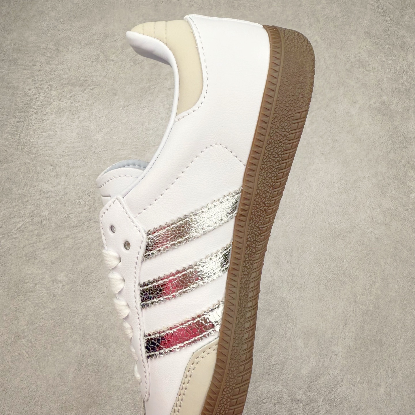 图片[7]-AD Original Samba OG 复古经典轻便板鞋 JI2725 这款桑巴鞋展示了高质量的工艺 带有装饰的超锁缝制和无缝的手感 柔软、柔软的皮革造型和标志性的3条纹完成了精致的外观 正规合身鞋带 鞋面上有绒面鞋垫 橡胶鞋底 享受正畸套筒软感 自50年代首次亮相以来就一直在赢得粉丝的青睐 尺码：36 36.5 37.5 38 38.5 39 40 40.5 41 42 42.5 43 44 44.5 45-选品中心