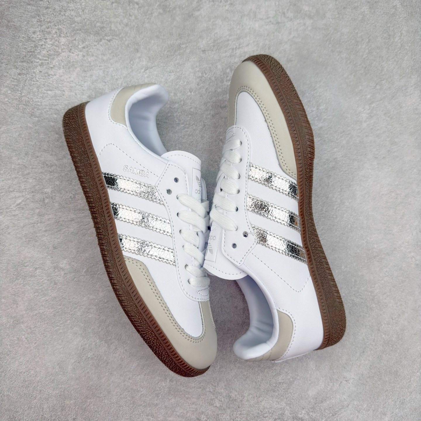 图片[3]-AD Original Samba OG 复古经典轻便板鞋 JI2725 这款桑巴鞋展示了高质量的工艺 带有装饰的超锁缝制和无缝的手感 柔软、柔软的皮革造型和标志性的3条纹完成了精致的外观 正规合身鞋带 鞋面上有绒面鞋垫 橡胶鞋底 享受正畸套筒软感 自50年代首次亮相以来就一直在赢得粉丝的青睐 尺码：36 36.5 37.5 38 38.5 39 40 40.5 41 42 42.5 43 44 44.5 45-选品中心