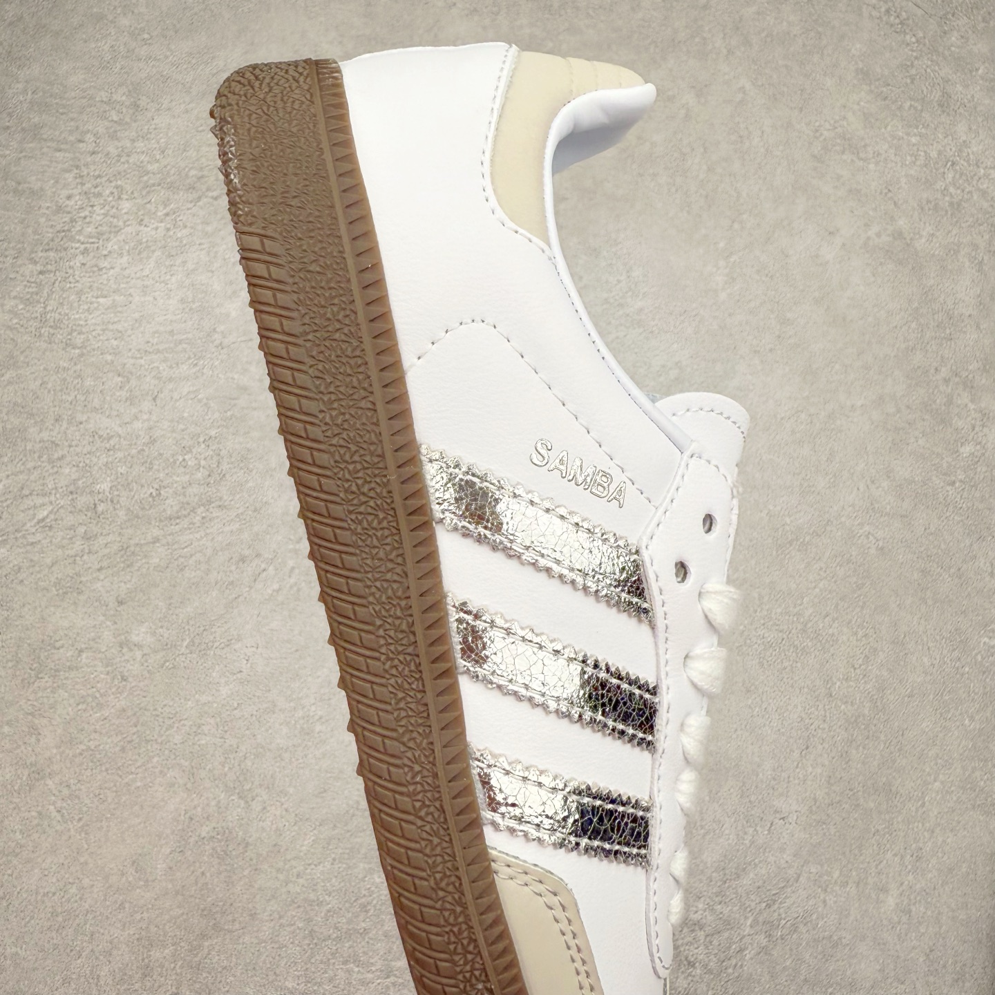 图片[6]-AD Original Samba OG 复古经典轻便板鞋 JI2725 这款桑巴鞋展示了高质量的工艺 带有装饰的超锁缝制和无缝的手感 柔软、柔软的皮革造型和标志性的3条纹完成了精致的外观 正规合身鞋带 鞋面上有绒面鞋垫 橡胶鞋底 享受正畸套筒软感 自50年代首次亮相以来就一直在赢得粉丝的青睐 尺码：36 36.5 37.5 38 38.5 39 40 40.5 41 42 42.5 43 44 44.5 45-选品中心