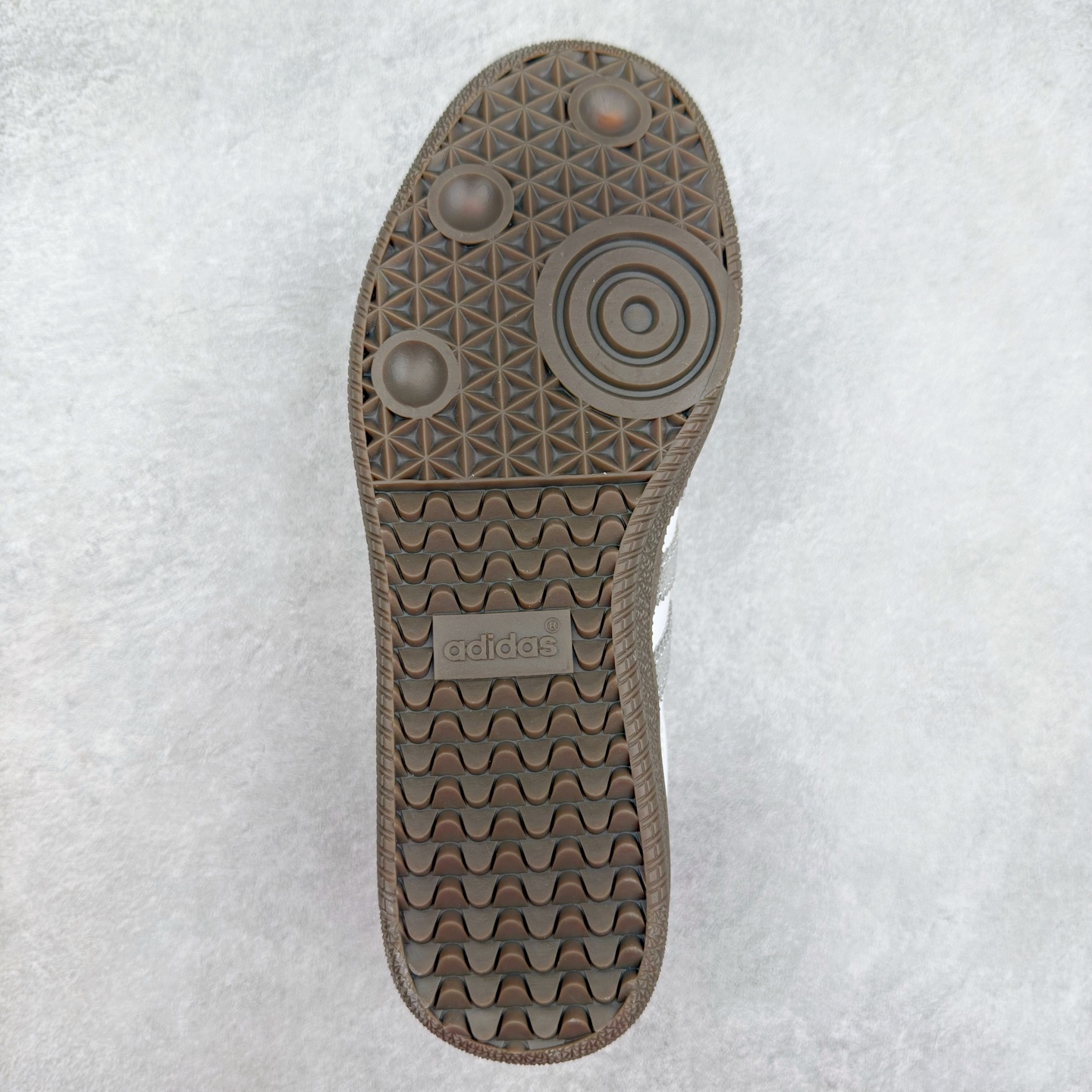 图片[9]-AD Original Samba OG 复古经典轻便板鞋 JI2725 这款桑巴鞋展示了高质量的工艺 带有装饰的超锁缝制和无缝的手感 柔软、柔软的皮革造型和标志性的3条纹完成了精致的外观 正规合身鞋带 鞋面上有绒面鞋垫 橡胶鞋底 享受正畸套筒软感 自50年代首次亮相以来就一直在赢得粉丝的青睐 尺码：36 36.5 37.5 38 38.5 39 40 40.5 41 42 42.5 43 44 44.5 45-选品中心