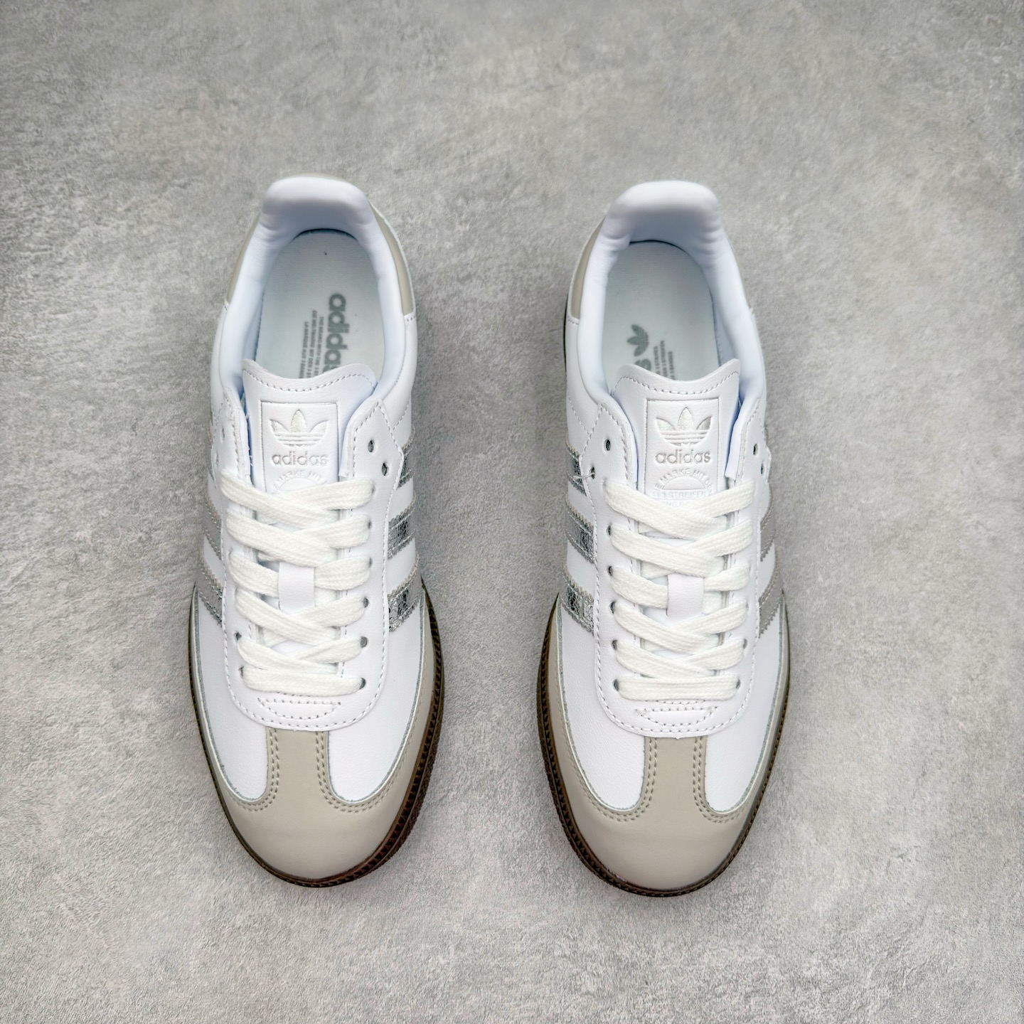 图片[2]-AD Original Samba OG 复古经典轻便板鞋 JI2725 这款桑巴鞋展示了高质量的工艺 带有装饰的超锁缝制和无缝的手感 柔软、柔软的皮革造型和标志性的3条纹完成了精致的外观 正规合身鞋带 鞋面上有绒面鞋垫 橡胶鞋底 享受正畸套筒软感 自50年代首次亮相以来就一直在赢得粉丝的青睐 尺码：36 36.5 37.5 38 38.5 39 40 40.5 41 42 42.5 43 44 44.5 45-选品中心