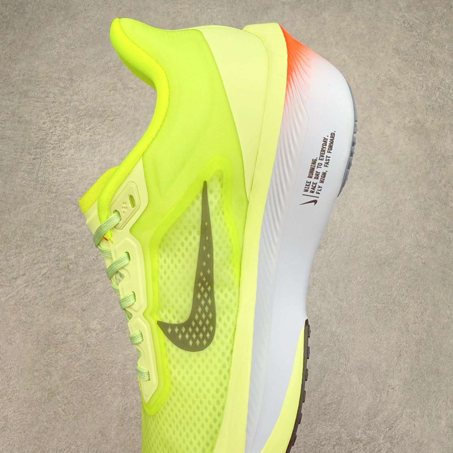 图片[7]-NK ZoomX Invincible Run Flyknit 6 轻量跑鞋 飞织低帮休闲运动慢跑鞋 厚底增高 老爹鞋 此鞋专为短跑运动员而生 是为 5 至 10 公里距离的赛事和训练打造 整体设计采用流线型的轻质工程网眼材质构成鞋面 并与其他 Running 旗舰鞋款同样搭载全脚掌 ZoomX 缓冲中底 搭配 Pebax 物料与橡胶外底 ZoomX StreakFly 首发配色以Prototype呈现 其灵感是来自开发期间的磨损测试 透过编号的标记与内侧的预期跑步距离突出研发过程 货号： FN8455-701 尺码：36 36.5 37.5 38 38.5 39 40 40.5 41 42 42.5 43 44 45-选品中心