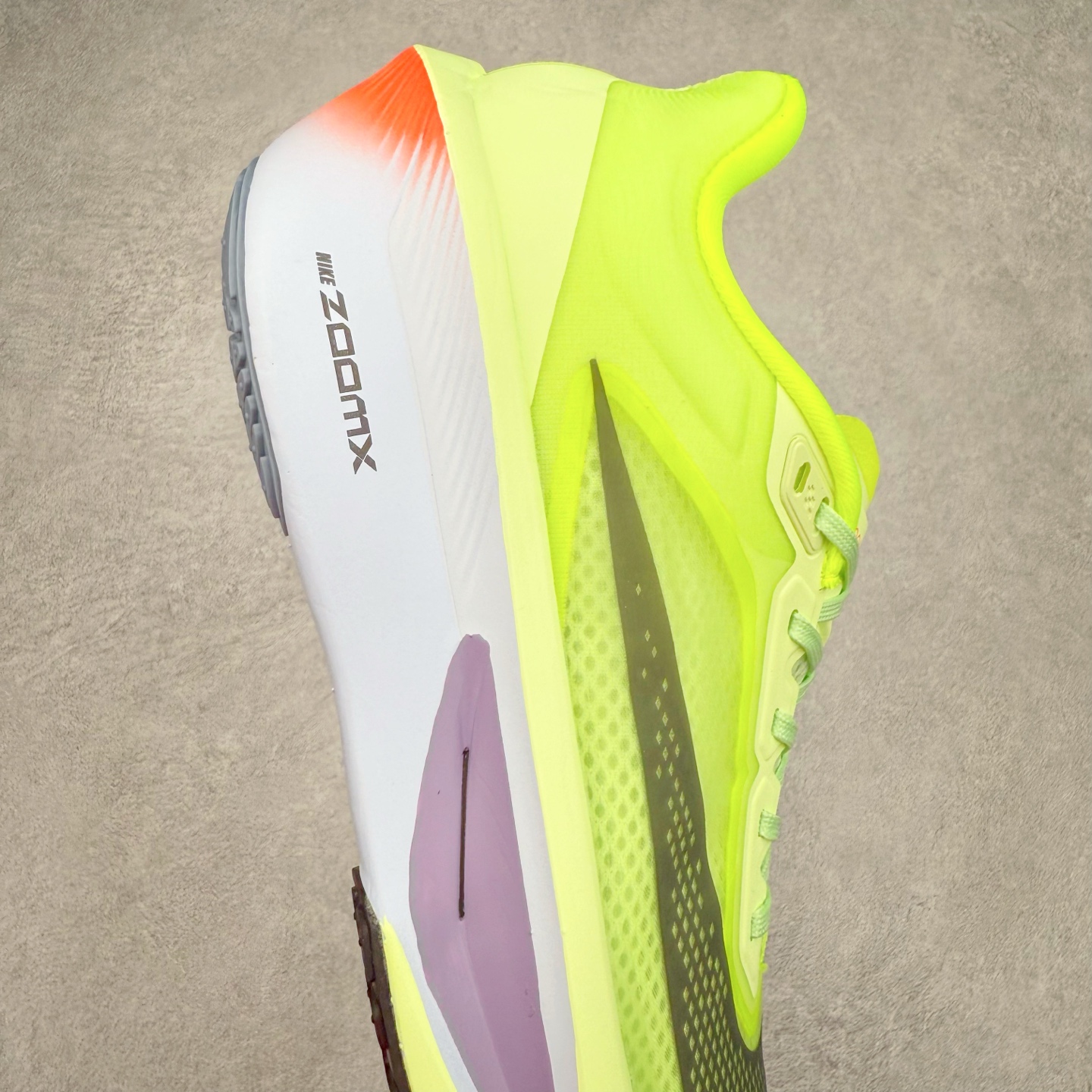 图片[6]-NK ZoomX Invincible Run Flyknit 6 轻量跑鞋 飞织低帮休闲运动慢跑鞋 厚底增高 老爹鞋 此鞋专为短跑运动员而生 是为 5 至 10 公里距离的赛事和训练打造 整体设计采用流线型的轻质工程网眼材质构成鞋面 并与其他 Running 旗舰鞋款同样搭载全脚掌 ZoomX 缓冲中底 搭配 Pebax 物料与橡胶外底 ZoomX StreakFly 首发配色以Prototype呈现 其灵感是来自开发期间的磨损测试 透过编号的标记与内侧的预期跑步距离突出研发过程 货号： FN8455-701 尺码：36 36.5 37.5 38 38.5 39 40 40.5 41 42 42.5 43 44 45-选品中心