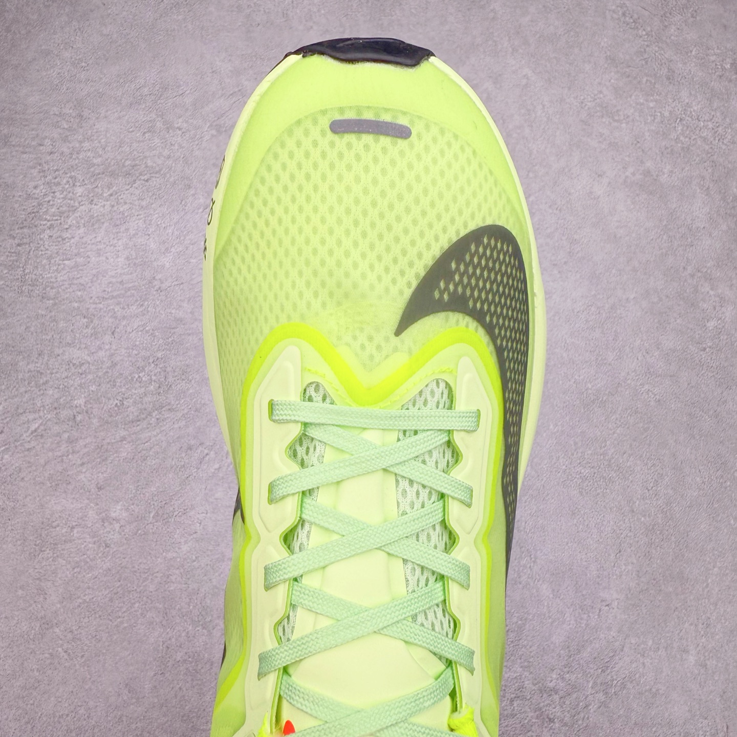 图片[4]-NK ZoomX Invincible Run Flyknit 6 轻量跑鞋 飞织低帮休闲运动慢跑鞋 厚底增高 老爹鞋 此鞋专为短跑运动员而生 是为 5 至 10 公里距离的赛事和训练打造 整体设计采用流线型的轻质工程网眼材质构成鞋面 并与其他 Running 旗舰鞋款同样搭载全脚掌 ZoomX 缓冲中底 搭配 Pebax 物料与橡胶外底 ZoomX StreakFly 首发配色以Prototype呈现 其灵感是来自开发期间的磨损测试 透过编号的标记与内侧的预期跑步距离突出研发过程 货号： FN8455-701 尺码：36 36.5 37.5 38 38.5 39 40 40.5 41 42 42.5 43 44 45-选品中心