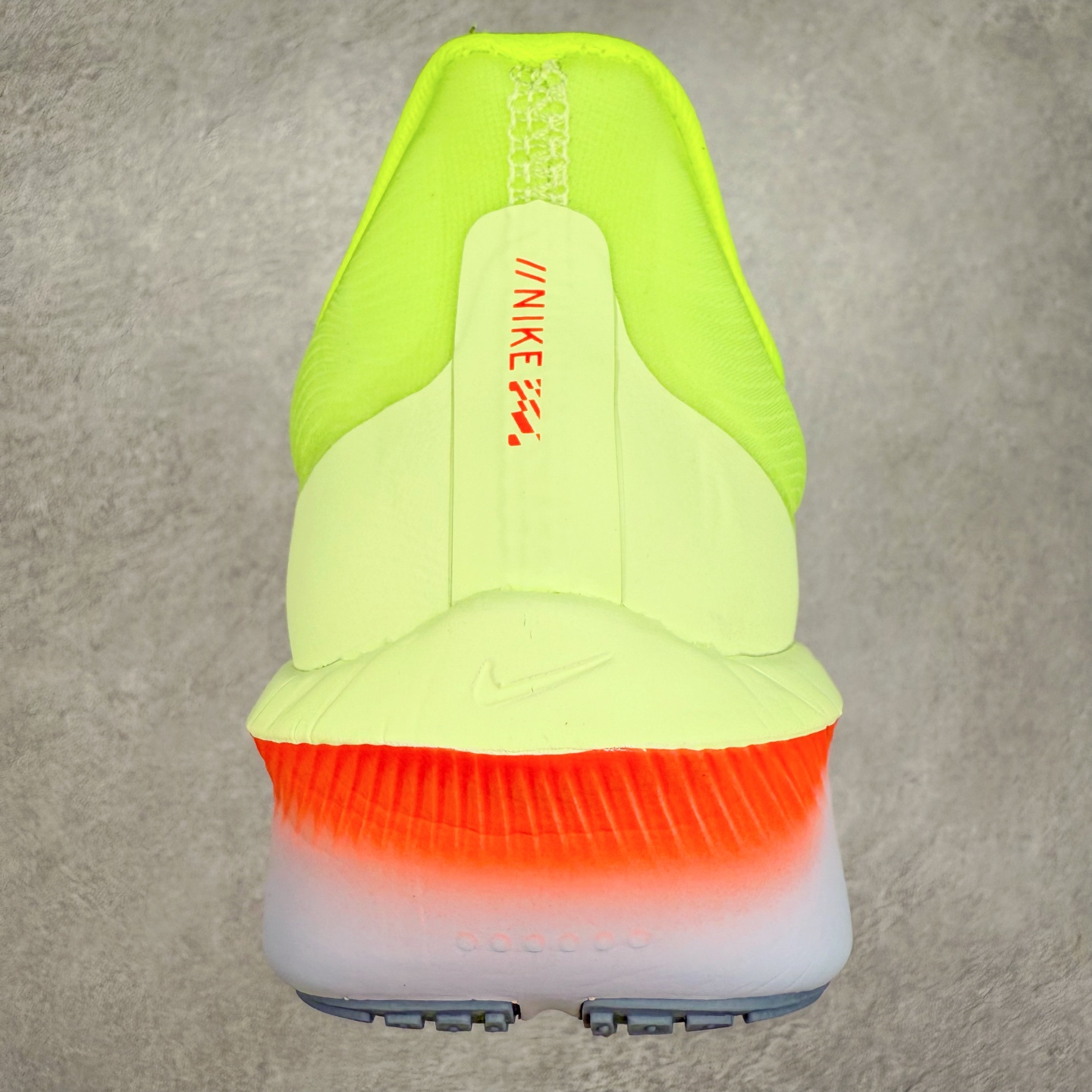 图片[8]-NK ZoomX Invincible Run Flyknit 6 轻量跑鞋 飞织低帮休闲运动慢跑鞋 厚底增高 老爹鞋 此鞋专为短跑运动员而生 是为 5 至 10 公里距离的赛事和训练打造 整体设计采用流线型的轻质工程网眼材质构成鞋面 并与其他 Running 旗舰鞋款同样搭载全脚掌 ZoomX 缓冲中底 搭配 Pebax 物料与橡胶外底 ZoomX StreakFly 首发配色以Prototype呈现 其灵感是来自开发期间的磨损测试 透过编号的标记与内侧的预期跑步距离突出研发过程 货号： FN8455-701 尺码：36 36.5 37.5 38 38.5 39 40 40.5 41 42 42.5 43 44 45-选品中心