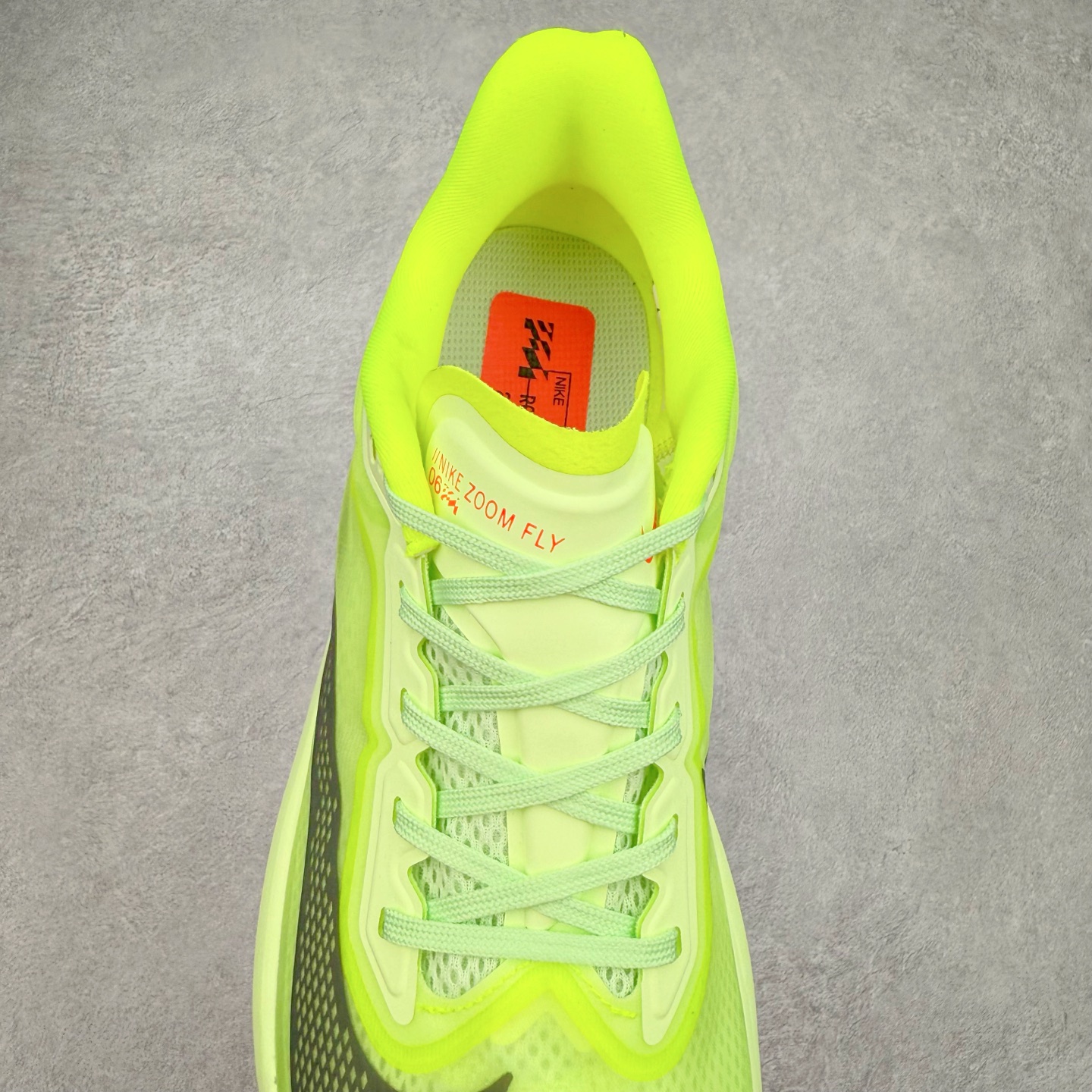 图片[5]-NK ZoomX Invincible Run Flyknit 6 轻量跑鞋 飞织低帮休闲运动慢跑鞋 厚底增高 老爹鞋 此鞋专为短跑运动员而生 是为 5 至 10 公里距离的赛事和训练打造 整体设计采用流线型的轻质工程网眼材质构成鞋面 并与其他 Running 旗舰鞋款同样搭载全脚掌 ZoomX 缓冲中底 搭配 Pebax 物料与橡胶外底 ZoomX StreakFly 首发配色以Prototype呈现 其灵感是来自开发期间的磨损测试 透过编号的标记与内侧的预期跑步距离突出研发过程 货号： FN8455-701 尺码：36 36.5 37.5 38 38.5 39 40 40.5 41 42 42.5 43 44 45-选品中心