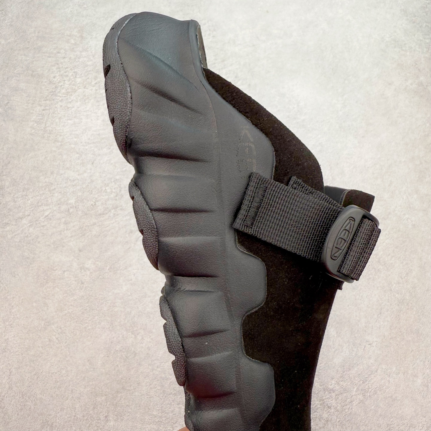 图片[6]-KEEN HYPERPORT 科恩舒适优雅轻盈防臭包头拖鞋 KEEN诞生于2003年的美国人气户外品牌，以一双“保护脚趾”且能涉足水域的户外凉鞋NEWPORT诞生为契机，开启原创制鞋之路。KEEN相信，天空之下即是户外，因为户外不一定是极具挑战性的独自冒险，也可以是与朋友、家人和宠物一同分享外面的世界。同时，KEEN从诞生之初便始终贯彻环保制鞋的理念，不断创造出优秀的原创奇履。脚踏实地，致力向善。我们想和世界产生更多交集为世界减少更多负担，和你趣户外、趣做自己、趣环保让地球和生活都变得更美好。尺码：36 36.5 37.5 38 38.5 39 40 40.5 41 42 42.5 43 44 44.5 45-选品中心