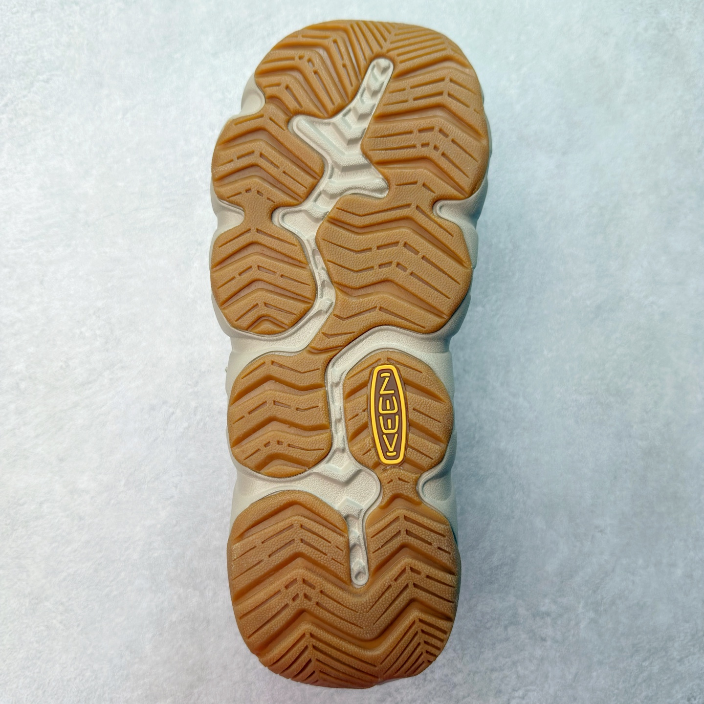 图片[9]-KEEN HYPERPORT 科恩舒适优雅轻盈防臭包头拖鞋 KEEN诞生于2003年的美国人气户外品牌，以一双“保护脚趾”且能涉足水域的户外凉鞋NEWPORT诞生为契机，开启原创制鞋之路。KEEN相信，天空之下即是户外，因为户外不一定是极具挑战性的独自冒险，也可以是与朋友、家人和宠物一同分享外面的世界。同时，KEEN从诞生之初便始终贯彻环保制鞋的理念，不断创造出优秀的原创奇履。脚踏实地，致力向善。我们想和世界产生更多交集为世界减少更多负担，和你趣户外、趣做自己、趣环保让地球和生活都变得更美好。尺码：36 36.5 37.5 38 38.5 39 40 40.5 41 42 42.5 43 44 44.5 45-选品中心