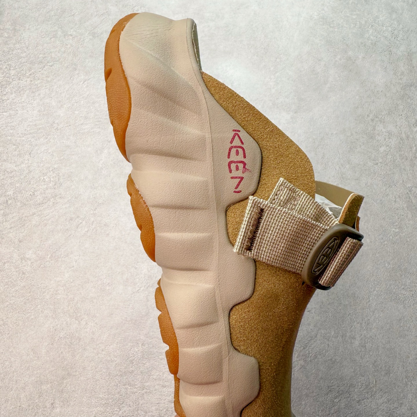 图片[6]-KEEN HYPERPORT 科恩舒适优雅轻盈防臭包头拖鞋 KEEN诞生于2003年的美国人气户外品牌，以一双“保护脚趾”且能涉足水域的户外凉鞋NEWPORT诞生为契机，开启原创制鞋之路。KEEN相信，天空之下即是户外，因为户外不一定是极具挑战性的独自冒险，也可以是与朋友、家人和宠物一同分享外面的世界。同时，KEEN从诞生之初便始终贯彻环保制鞋的理念，不断创造出优秀的原创奇履。脚踏实地，致力向善。我们想和世界产生更多交集为世界减少更多负担，和你趣户外、趣做自己、趣环保让地球和生活都变得更美好。尺码：36 36.5 37.5 38 38.5 39 40 40.5 41 42 42.5 43 44 44.5 45-选品中心