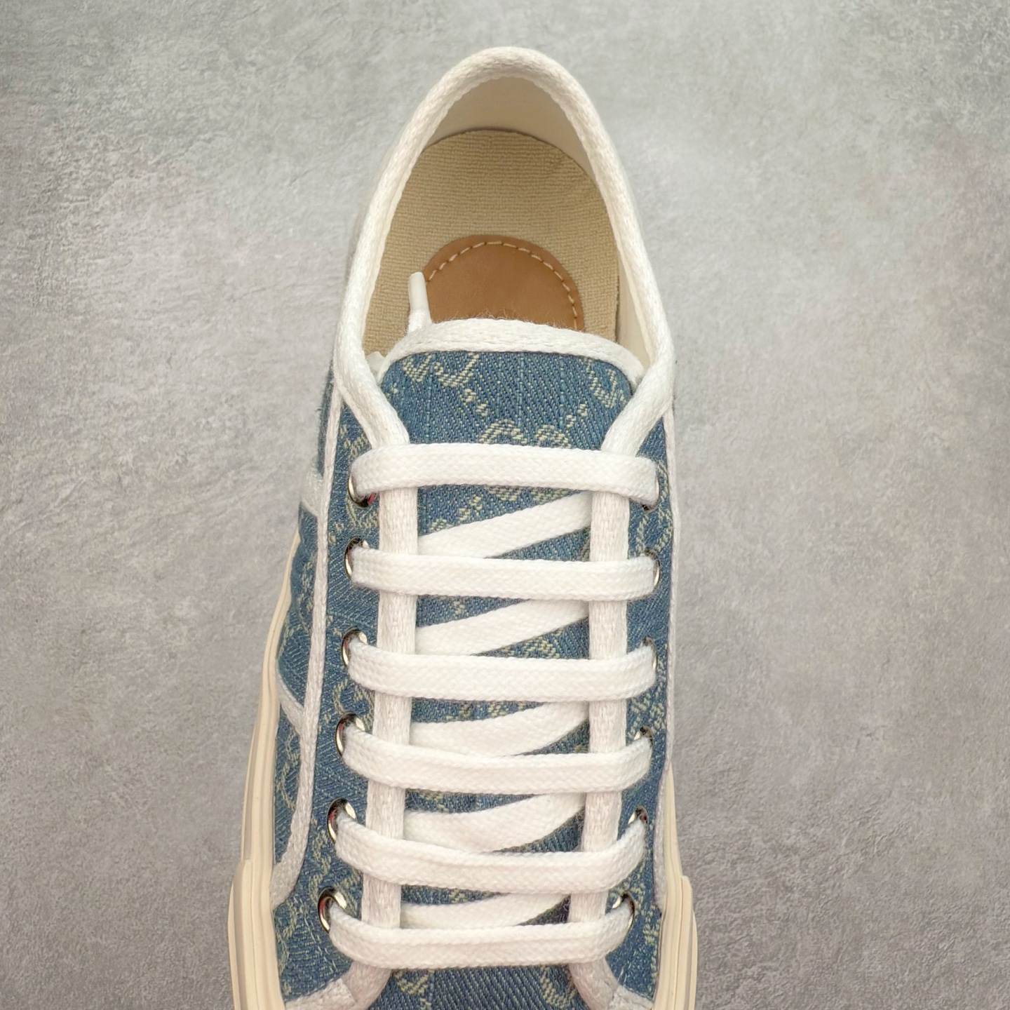 图片[5]-【步履生风 自在如云】Gucci厚底布鞋 引领新风尚 🌟 5cm隐形增高术 悄悄拉长腿部线条，矮个子救星/小个子神器 软弹缓震厚底设计，踩出「踩屎感」舒适 却比老爹鞋轻60%，仿佛赤足踏云而行 🔥 三重新潮基因 🔥 ✅ 非遗千层纳底工艺 128道针脚手工缝制，比普通布鞋耐磨3倍 ✅ 3D立体足弓承托 记忆海绵鞋垫+透气网纱内里，暴走2万步不累脚 ✅ 解构主义新美学 撞色滚边/水墨书法/青花瓷纹样，汉服、牛仔裤皆可配 「让双脚在钢筋森林里，重获老布鞋的温柔」 点击下方小车，解锁你的云端漫步体验 ☁️ 配码：35-40-选品中心