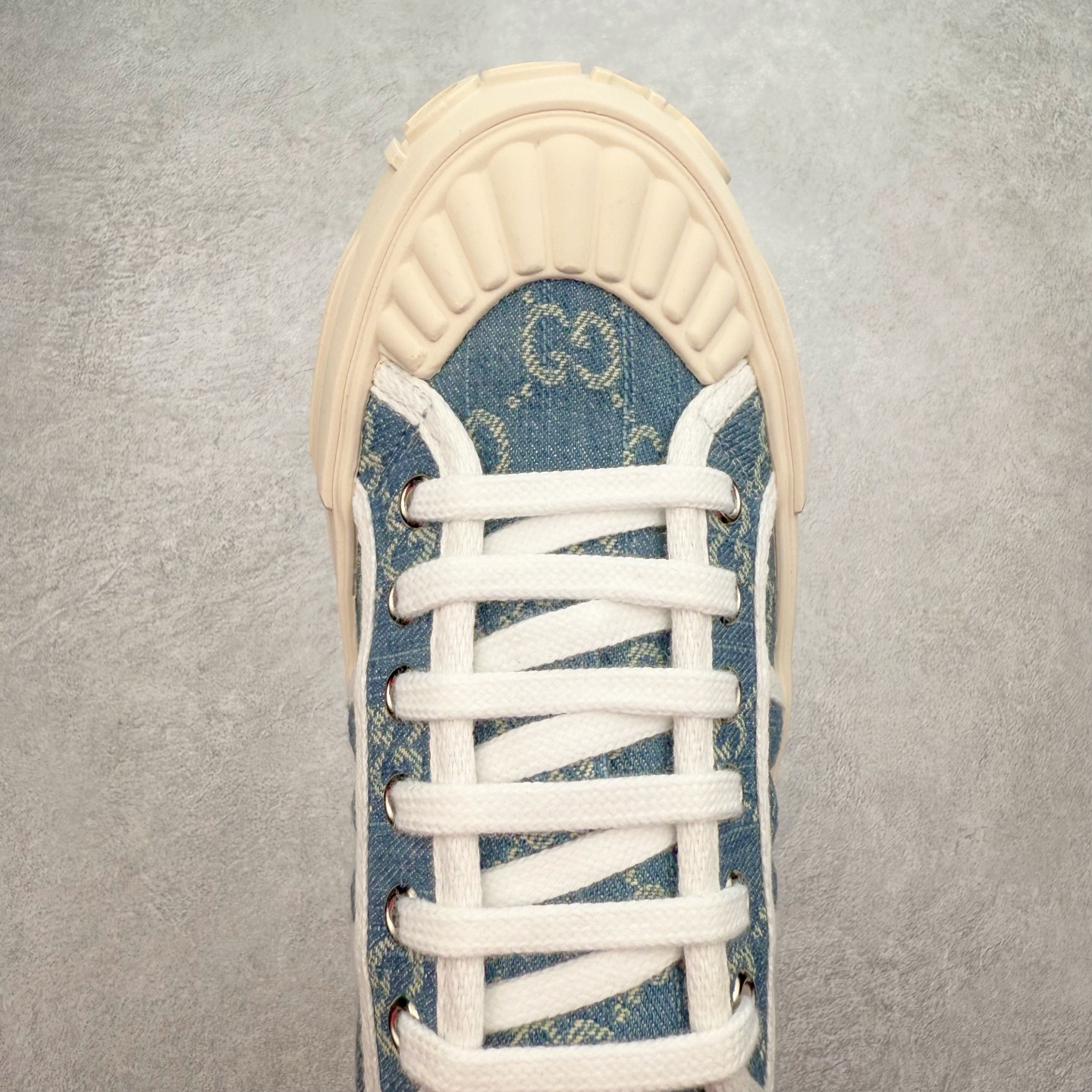 图片[4]-【步履生风 自在如云】Gucci厚底布鞋 引领新风尚 🌟 5cm隐形增高术 悄悄拉长腿部线条，矮个子救星/小个子神器 软弹缓震厚底设计，踩出「踩屎感」舒适 却比老爹鞋轻60%，仿佛赤足踏云而行 🔥 三重新潮基因 🔥 ✅ 非遗千层纳底工艺 128道针脚手工缝制，比普通布鞋耐磨3倍 ✅ 3D立体足弓承托 记忆海绵鞋垫+透气网纱内里，暴走2万步不累脚 ✅ 解构主义新美学 撞色滚边/水墨书法/青花瓷纹样，汉服、牛仔裤皆可配 「让双脚在钢筋森林里，重获老布鞋的温柔」 点击下方小车，解锁你的云端漫步体验 ☁️ 配码：35-40-选品中心