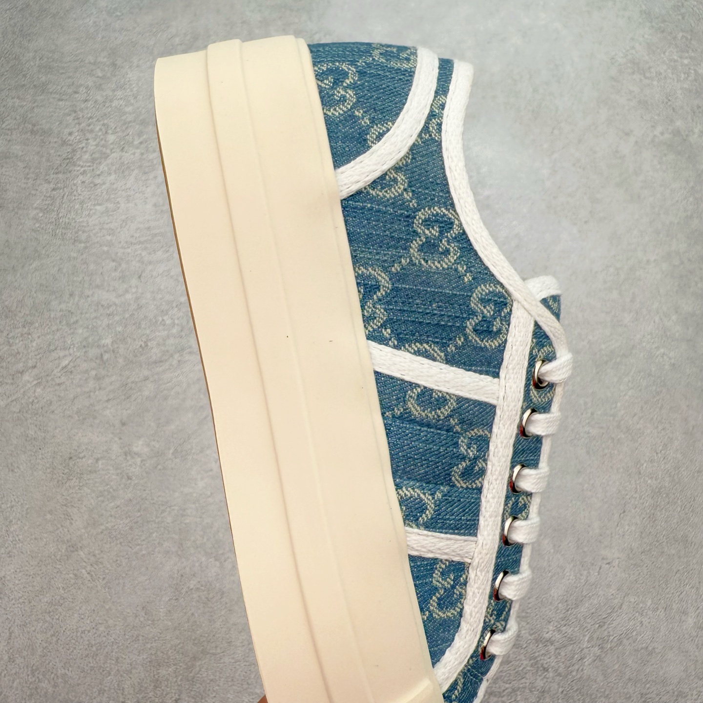 图片[6]-【步履生风 自在如云】Gucci厚底布鞋 引领新风尚 🌟 5cm隐形增高术 悄悄拉长腿部线条，矮个子救星/小个子神器 软弹缓震厚底设计，踩出「踩屎感」舒适 却比老爹鞋轻60%，仿佛赤足踏云而行 🔥 三重新潮基因 🔥 ✅ 非遗千层纳底工艺 128道针脚手工缝制，比普通布鞋耐磨3倍 ✅ 3D立体足弓承托 记忆海绵鞋垫+透气网纱内里，暴走2万步不累脚 ✅ 解构主义新美学 撞色滚边/水墨书法/青花瓷纹样，汉服、牛仔裤皆可配 「让双脚在钢筋森林里，重获老布鞋的温柔」 点击下方小车，解锁你的云端漫步体验 ☁️ 配码：35-40-选品中心