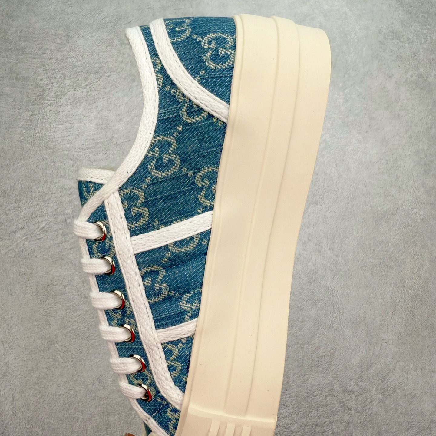 图片[7]-【步履生风 自在如云】Gucci厚底布鞋 引领新风尚 🌟 5cm隐形增高术 悄悄拉长腿部线条，矮个子救星/小个子神器 软弹缓震厚底设计，踩出「踩屎感」舒适 却比老爹鞋轻60%，仿佛赤足踏云而行 🔥 三重新潮基因 🔥 ✅ 非遗千层纳底工艺 128道针脚手工缝制，比普通布鞋耐磨3倍 ✅ 3D立体足弓承托 记忆海绵鞋垫+透气网纱内里，暴走2万步不累脚 ✅ 解构主义新美学 撞色滚边/水墨书法/青花瓷纹样，汉服、牛仔裤皆可配 「让双脚在钢筋森林里，重获老布鞋的温柔」 点击下方小车，解锁你的云端漫步体验 ☁️ 配码：35-40-选品中心