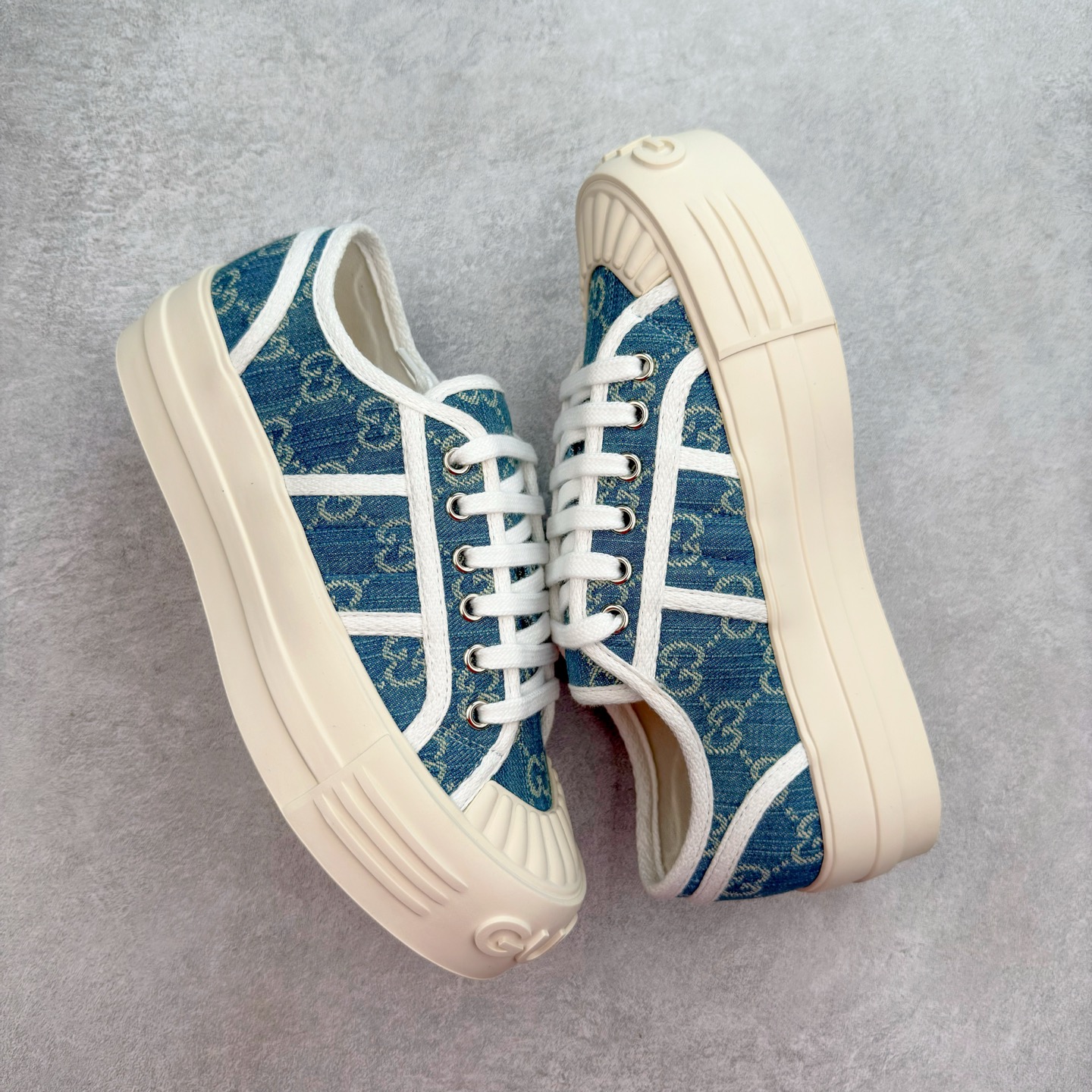 图片[3]-【步履生风 自在如云】Gucci厚底布鞋 引领新风尚 🌟 5cm隐形增高术 悄悄拉长腿部线条，矮个子救星/小个子神器 软弹缓震厚底设计，踩出「踩屎感」舒适 却比老爹鞋轻60%，仿佛赤足踏云而行 🔥 三重新潮基因 🔥 ✅ 非遗千层纳底工艺 128道针脚手工缝制，比普通布鞋耐磨3倍 ✅ 3D立体足弓承托 记忆海绵鞋垫+透气网纱内里，暴走2万步不累脚 ✅ 解构主义新美学 撞色滚边/水墨书法/青花瓷纹样，汉服、牛仔裤皆可配 「让双脚在钢筋森林里，重获老布鞋的温柔」 点击下方小车，解锁你的云端漫步体验 ☁️ 配码：35-40-选品中心