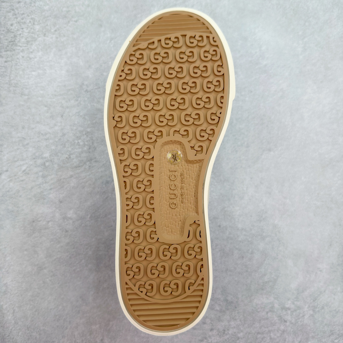 图片[9]-【步履生风 自在如云】Gucci厚底布鞋 引领新风尚 🌟 5cm隐形增高术 悄悄拉长腿部线条，矮个子救星/小个子神器 软弹缓震厚底设计，踩出「踩屎感」舒适 却比老爹鞋轻60%，仿佛赤足踏云而行 🔥 三重新潮基因 🔥 ✅ 非遗千层纳底工艺 128道针脚手工缝制，比普通布鞋耐磨3倍 ✅ 3D立体足弓承托 记忆海绵鞋垫+透气网纱内里，暴走2万步不累脚 ✅ 解构主义新美学 撞色滚边/水墨书法/青花瓷纹样，汉服、牛仔裤皆可配 「让双脚在钢筋森林里，重获老布鞋的温柔」 点击下方小车，解锁你的云端漫步体验 ☁️ 配码：35-40-选品中心