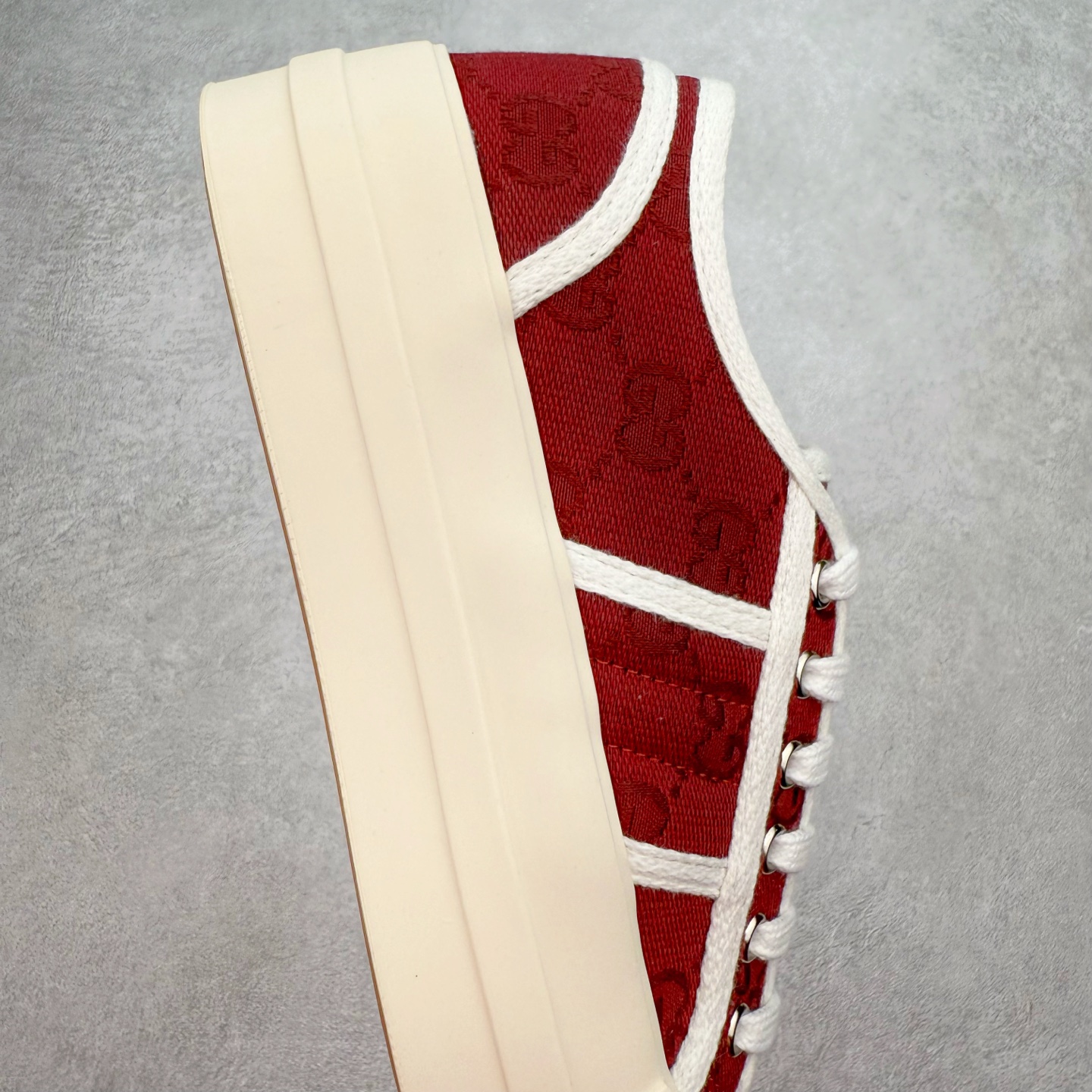 图片[6]-【步履生风 自在如云】Gucci厚底布鞋 引领新风尚 🌟 5cm隐形增高术 悄悄拉长腿部线条，矮个子救星/小个子神器 软弹缓震厚底设计，踩出「踩屎感」舒适 却比老爹鞋轻60%，仿佛赤足踏云而行 🔥 三重新潮基因 🔥 ✅ 非遗千层纳底工艺 128道针脚手工缝制，比普通布鞋耐磨3倍 ✅ 3D立体足弓承托 记忆海绵鞋垫+透气网纱内里，暴走2万步不累脚 ✅ 解构主义新美学 撞色滚边/水墨书法/青花瓷纹样，汉服、牛仔裤皆可配 「让双脚在钢筋森林里，重获老布鞋的温柔」 点击下方小车，解锁你的云端漫步体验 ☁️ 配码：35-40-选品中心