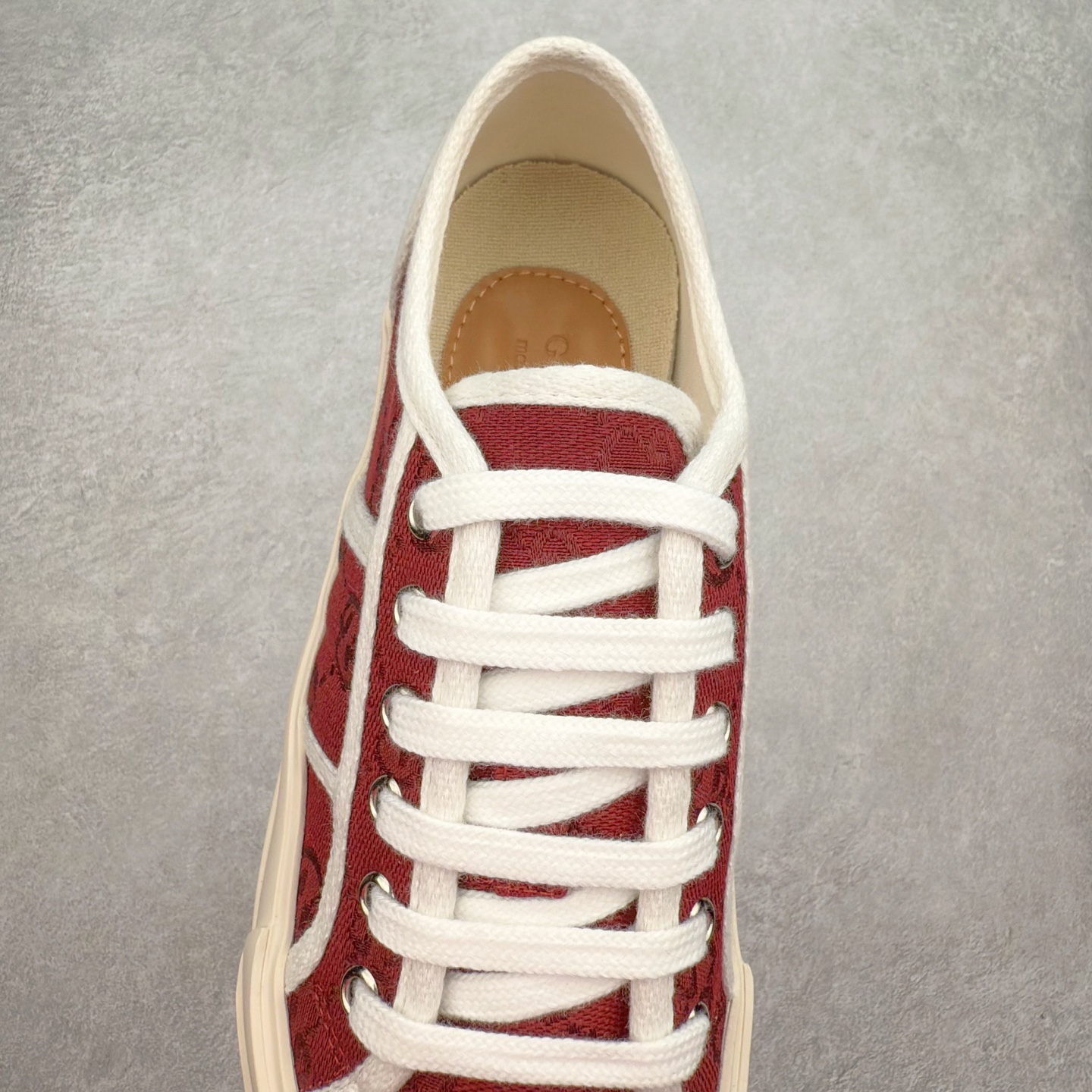 图片[5]-【步履生风 自在如云】Gucci厚底布鞋 引领新风尚 🌟 5cm隐形增高术 悄悄拉长腿部线条，矮个子救星/小个子神器 软弹缓震厚底设计，踩出「踩屎感」舒适 却比老爹鞋轻60%，仿佛赤足踏云而行 🔥 三重新潮基因 🔥 ✅ 非遗千层纳底工艺 128道针脚手工缝制，比普通布鞋耐磨3倍 ✅ 3D立体足弓承托 记忆海绵鞋垫+透气网纱内里，暴走2万步不累脚 ✅ 解构主义新美学 撞色滚边/水墨书法/青花瓷纹样，汉服、牛仔裤皆可配 「让双脚在钢筋森林里，重获老布鞋的温柔」 点击下方小车，解锁你的云端漫步体验 ☁️ 配码：35-40-选品中心